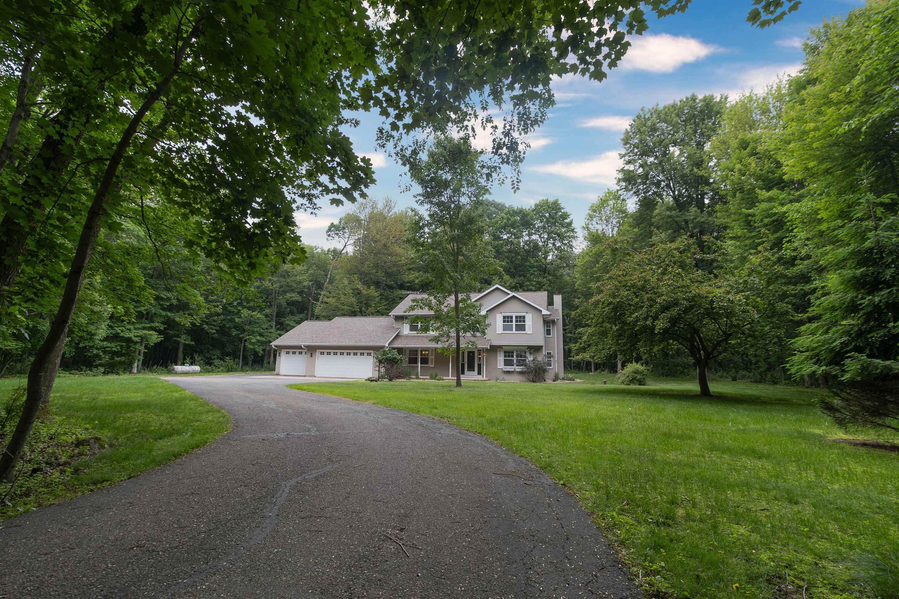 WAUPACA, Wisconsin, 54981, United States, 4 Bedrooms Bedrooms, ,3 BathroomsBathrooms,Residential,For Sale,1913222