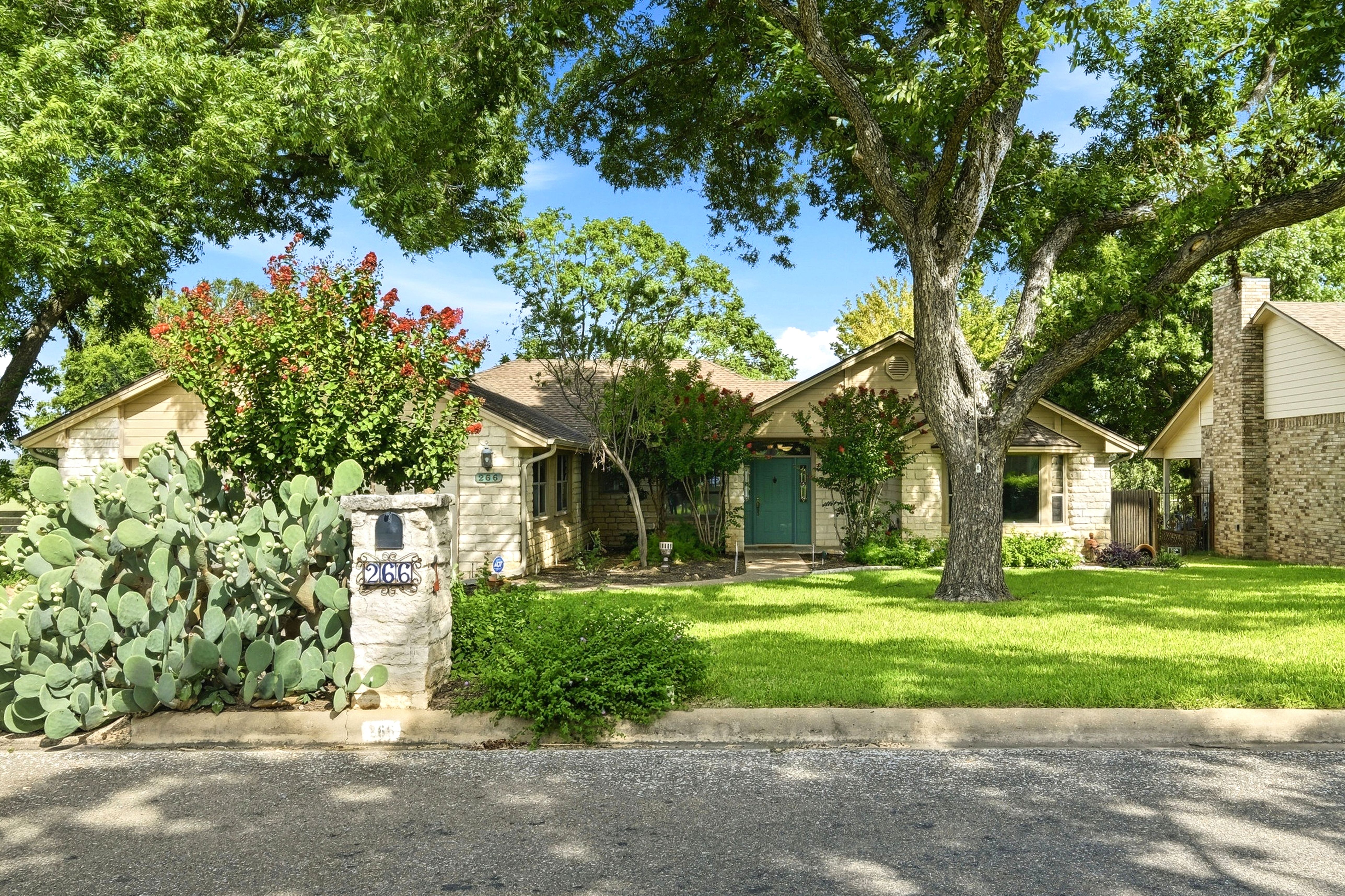  Gated Golf & Lake Community Home in Meadowlakes  Backs to Ranch - 物件實景