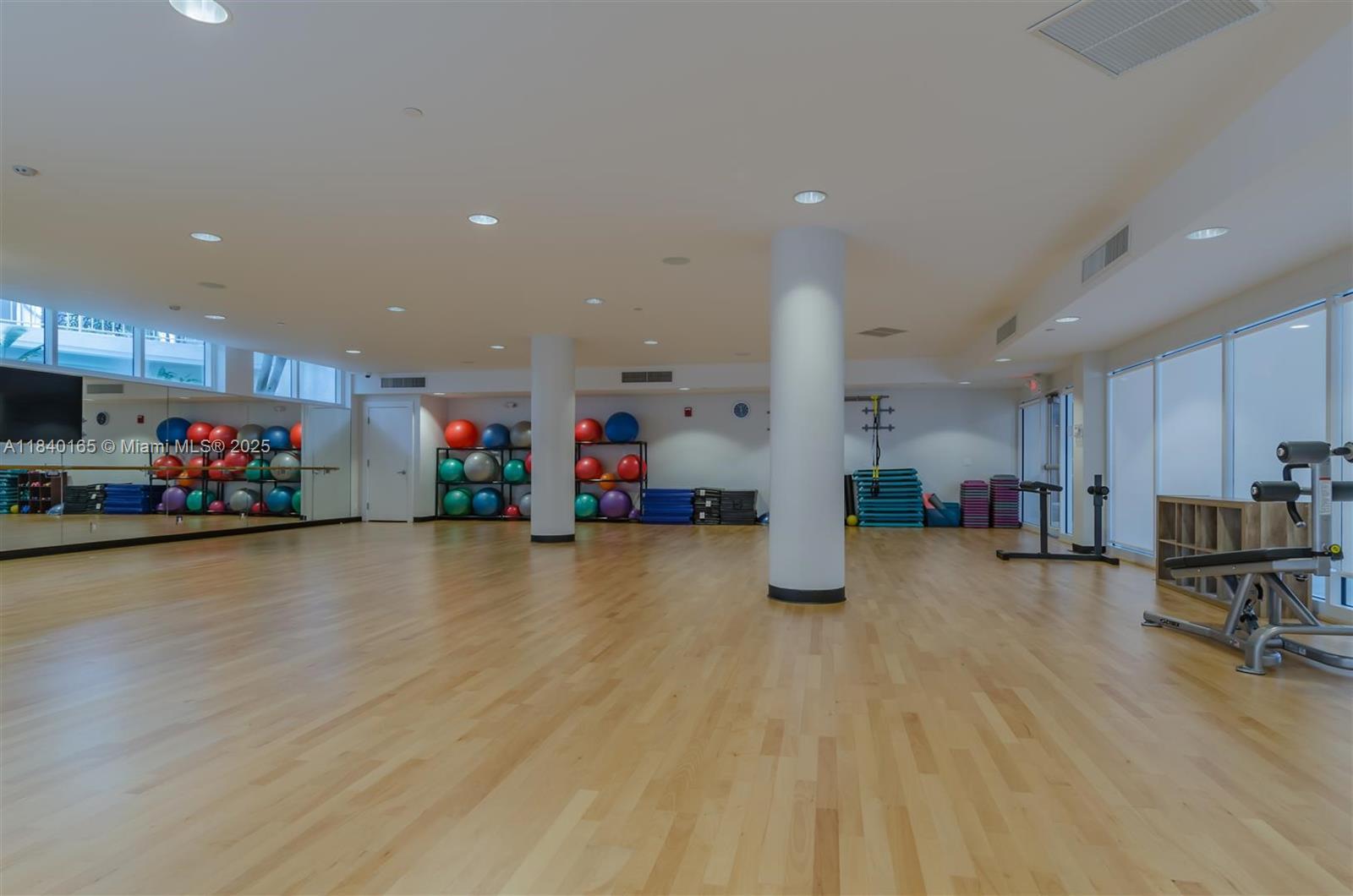 Aventura, Florida, 33180, United States, 2 Bedrooms Bedrooms, ,2 BathroomsBathrooms,Residential,For Sale,1897536