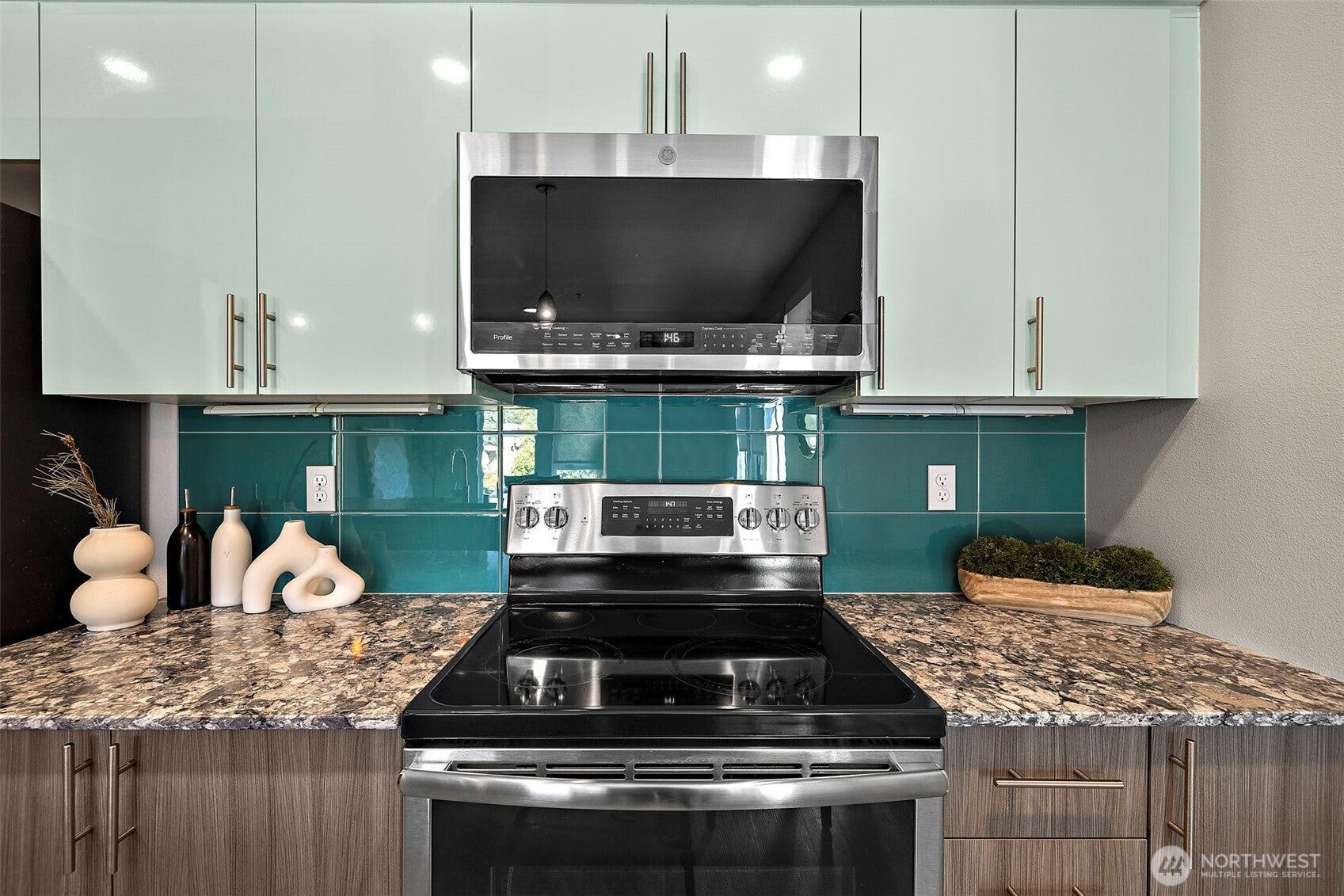 Bellevue, Washington, 98004, United States, 2 Bedrooms Bedrooms, ,1 BathroomBathrooms,Residential,For Sale,1975057