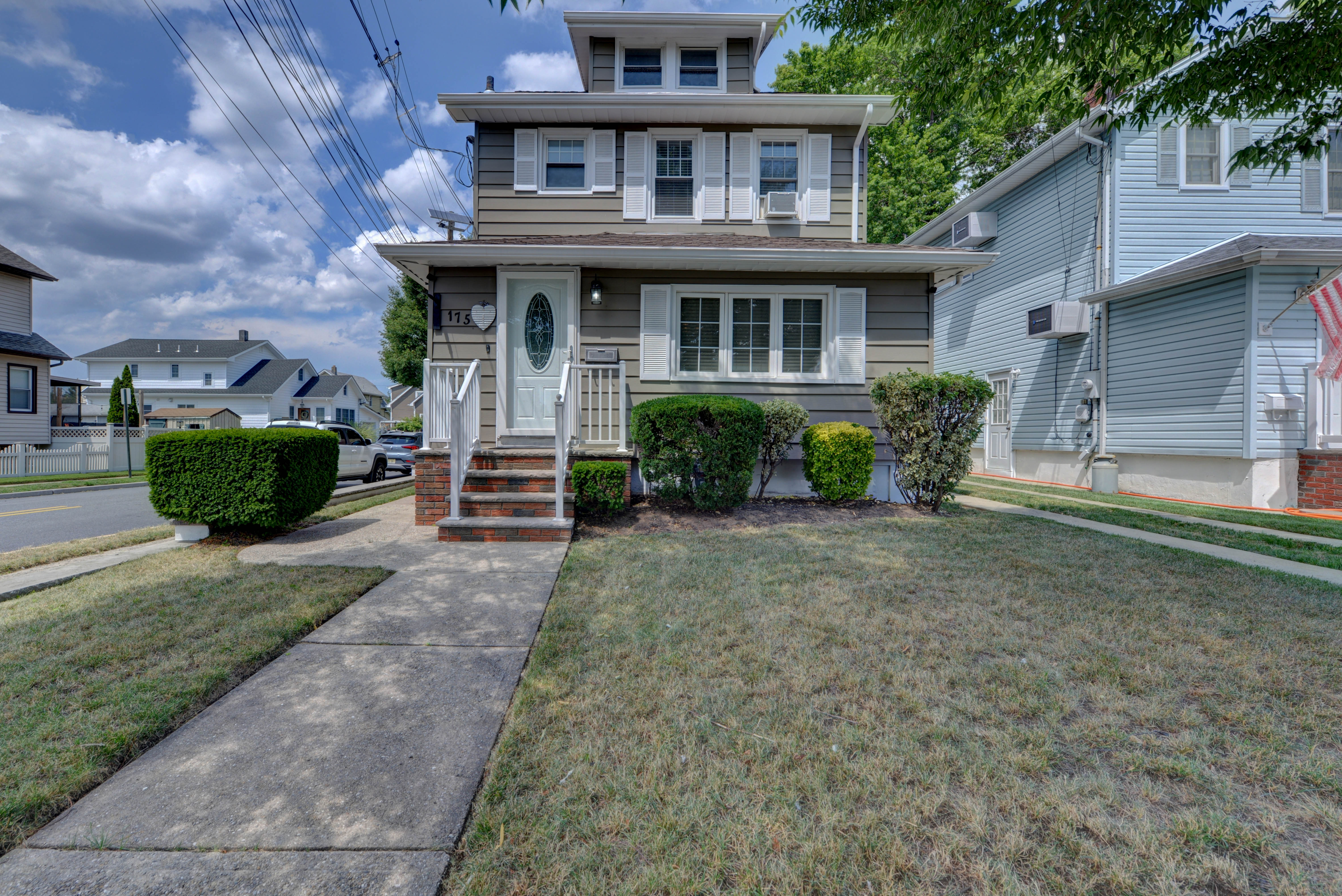 Lyndhurst, New Jersey, 07071, United States, 3 Bedrooms Bedrooms, ,2 BathroomsBathrooms,Residential,For Sale,1915781