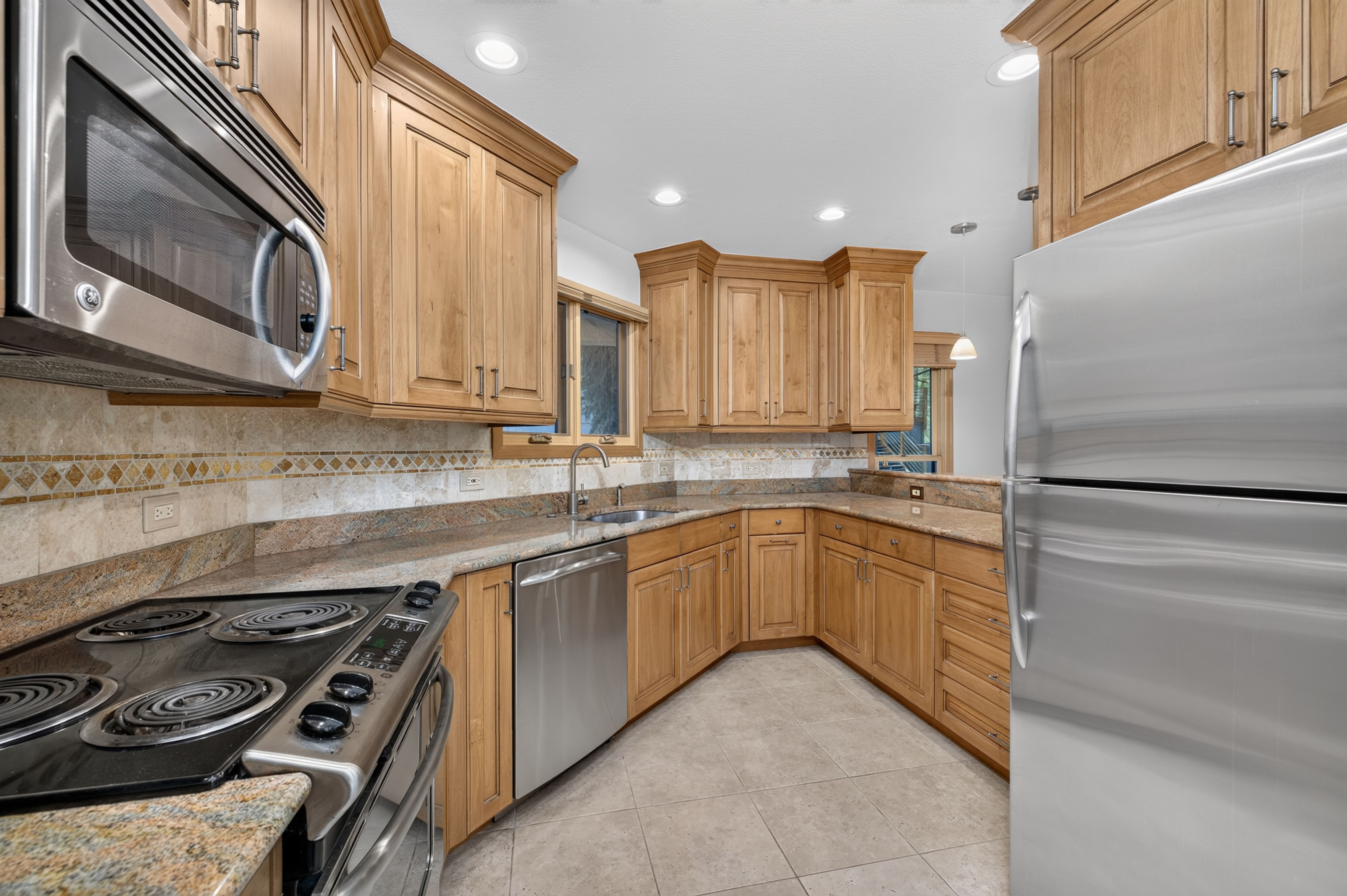  Updated 4 Bedroom Home Positioned Along the EagleVail Golf Course - 物件實景