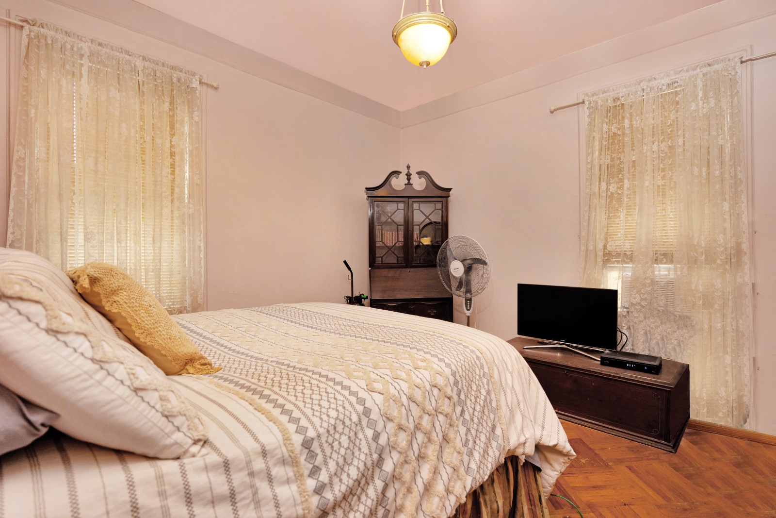 Middle Village, New York, 11379, United States, 4 Bedrooms Bedrooms, ,3 BathroomsBathrooms,Residential,For Sale,1827631