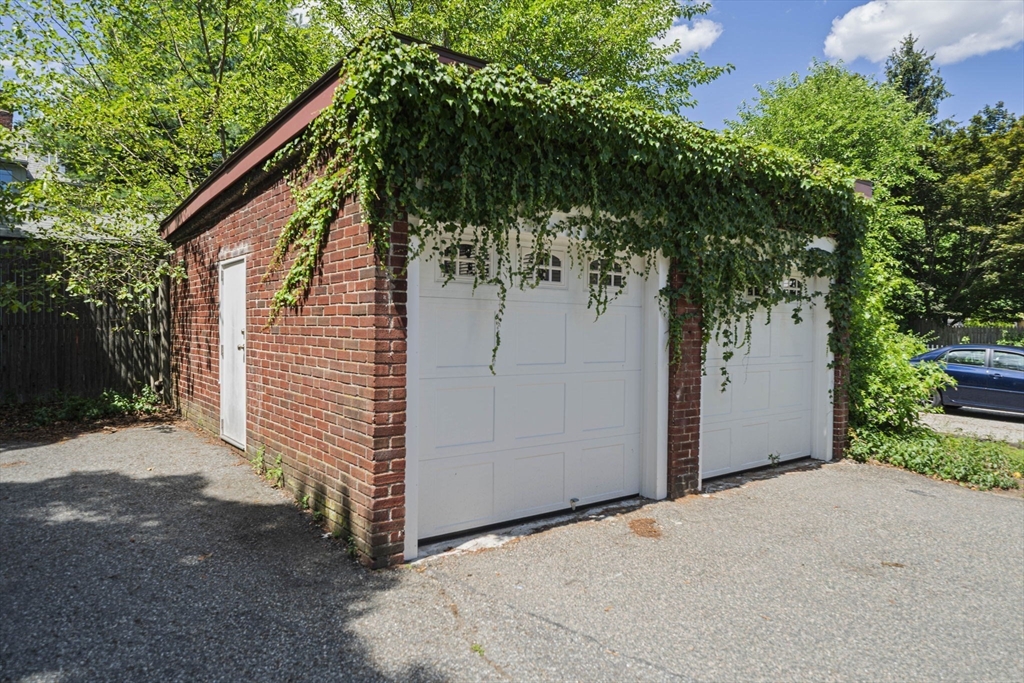 Newton, Massachusetts, 02461, United States, 7 Bedrooms Bedrooms, ,2 BathroomsBathrooms,Residential,For Sale,1939866