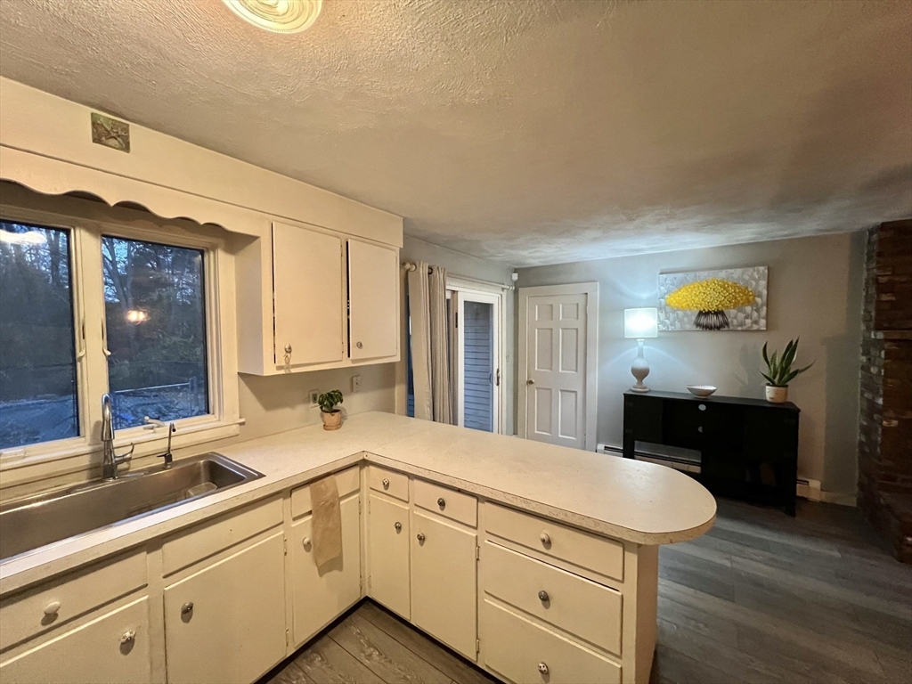 Rowley, Massachusetts, 01969, United States, 3 Bedrooms Bedrooms, ,1 BathroomBathrooms,Residential,For Sale,1988090