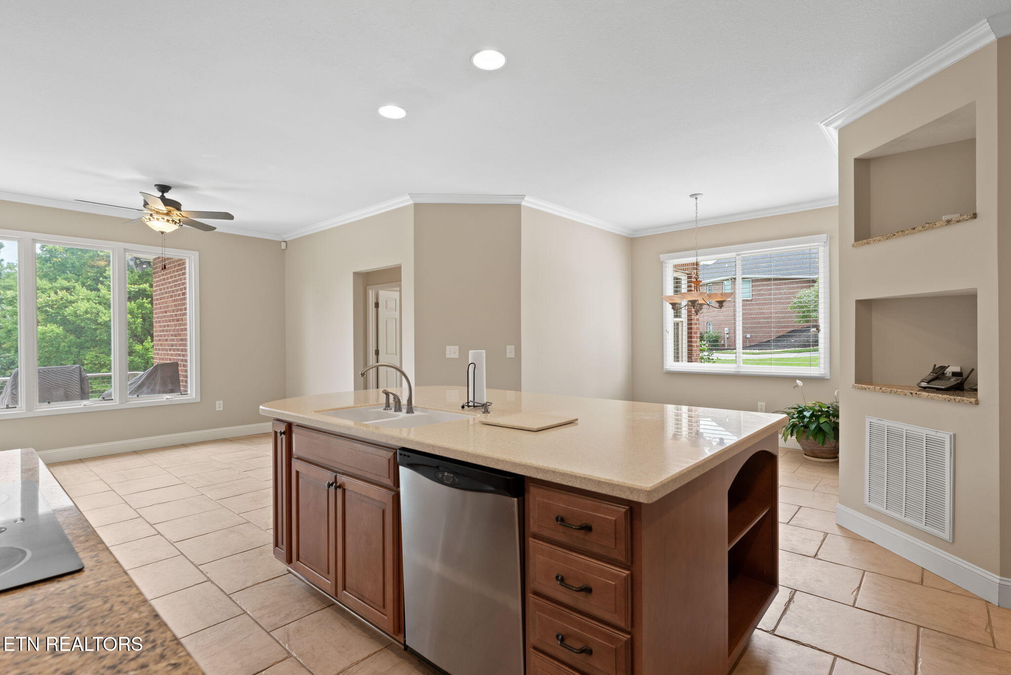 Kingston, Tennessee, 37763, United States, 3 Bedrooms Bedrooms, ,4 BathroomsBathrooms,Residential,For Sale,1885979