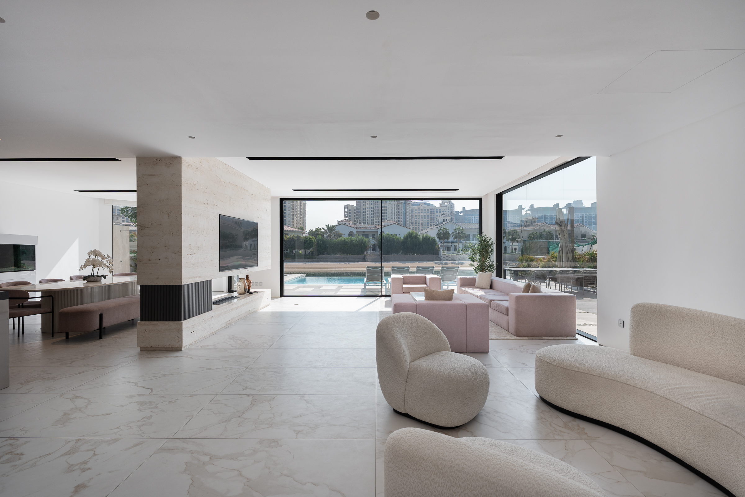  Upgraded Atrium Entry with Skyline View - 物件實景