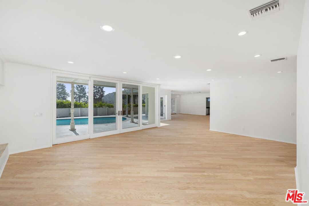 Los Angeles, California, 90069, United States, 4 Bedrooms Bedrooms, ,3 BathroomsBathrooms,Residential,For Sale,1989358