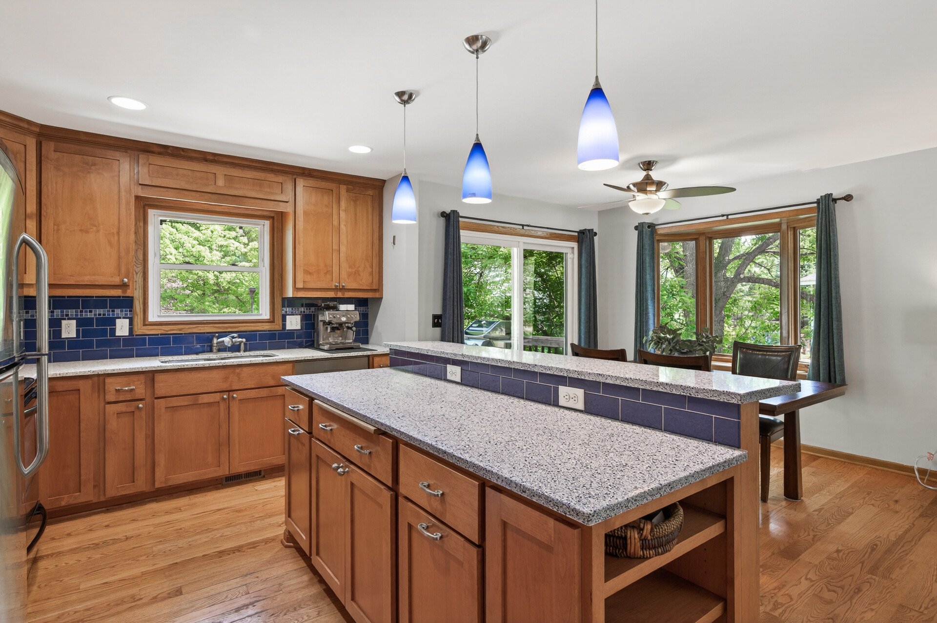  Wooded Retreat with Native Gardens and Expansive Outdoor Living - 物件實景