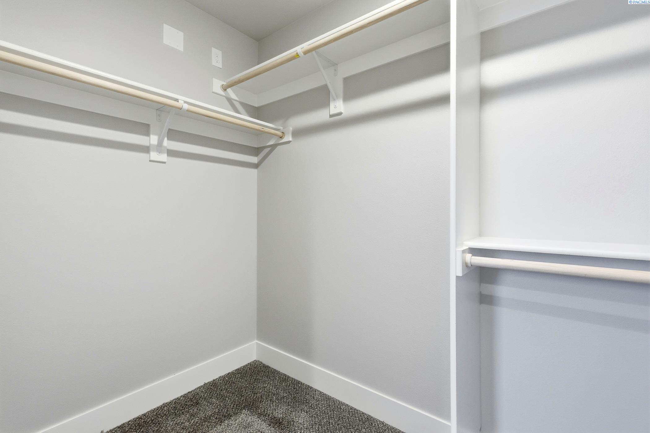 Kennewick, Washington, 99338, United States, 4 Bedrooms Bedrooms, ,1 BathroomBathrooms,Residential,For Sale,1996231