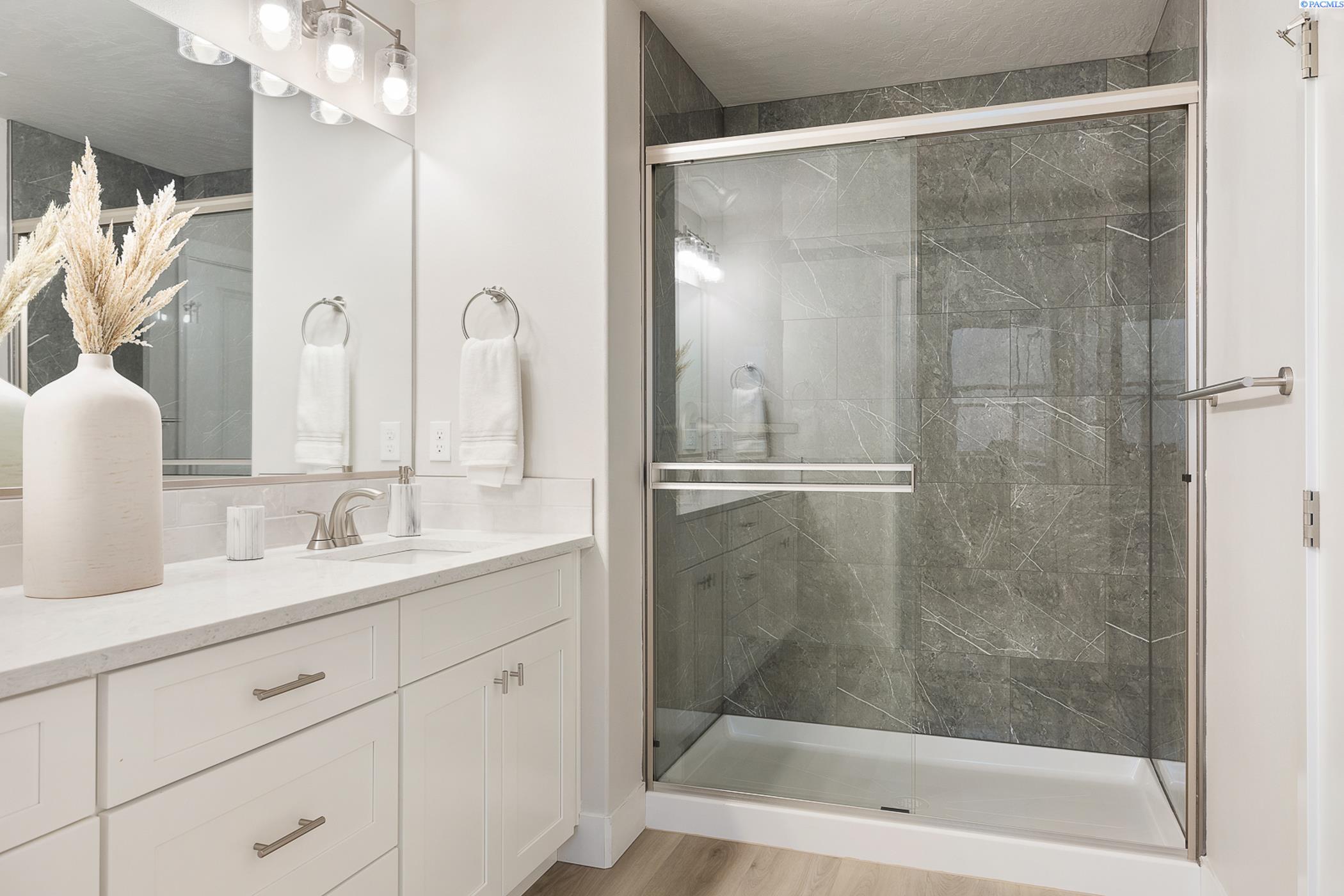 Kennewick, Washington, 99338, United States, 4 Bedrooms Bedrooms, ,1 BathroomBathrooms,Residential,For Sale,1973068