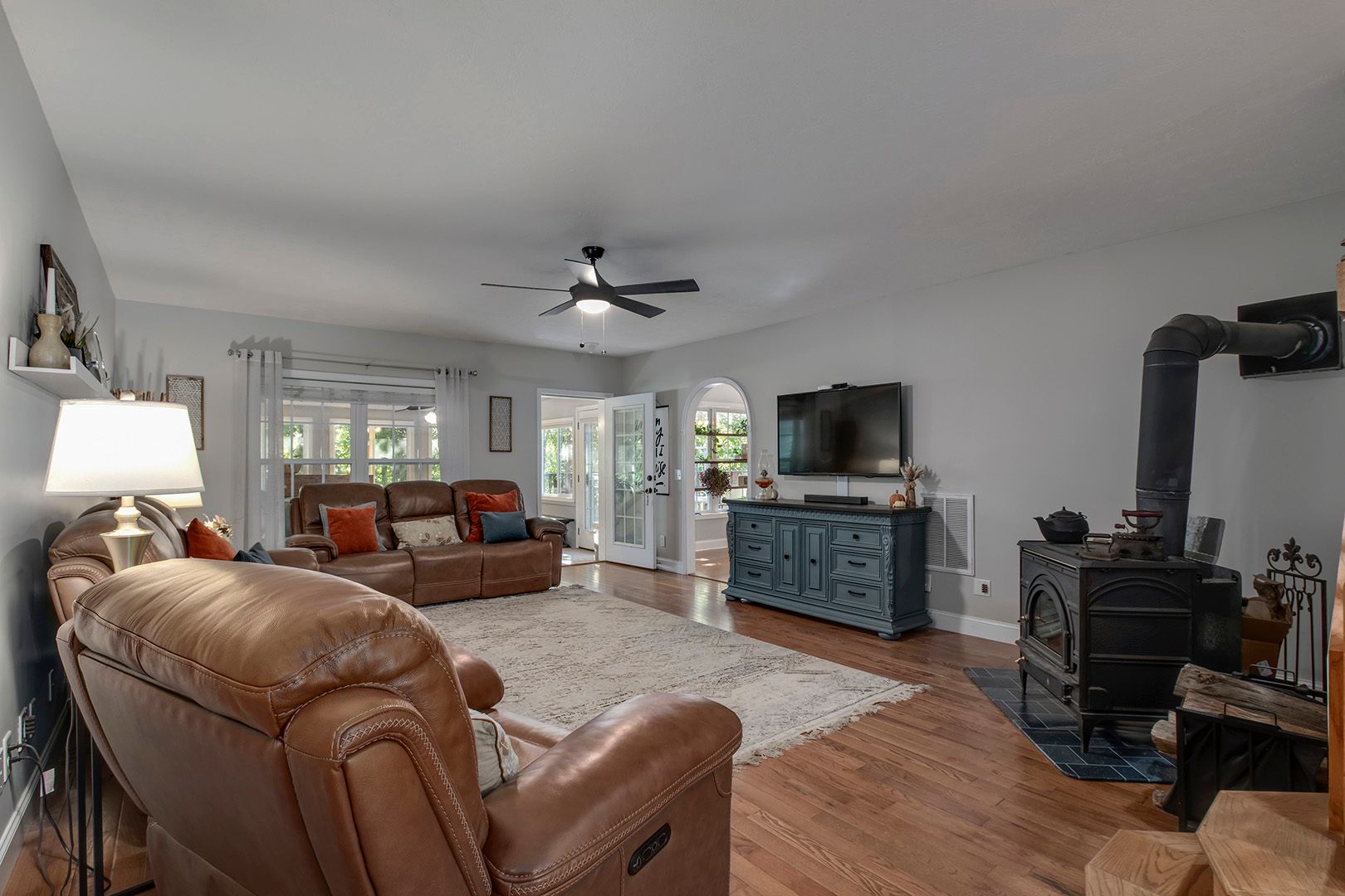 Kingston, Tennessee, 37763, United States, 5 Bedrooms Bedrooms, ,5 BathroomsBathrooms,Residential,For Sale,2011404