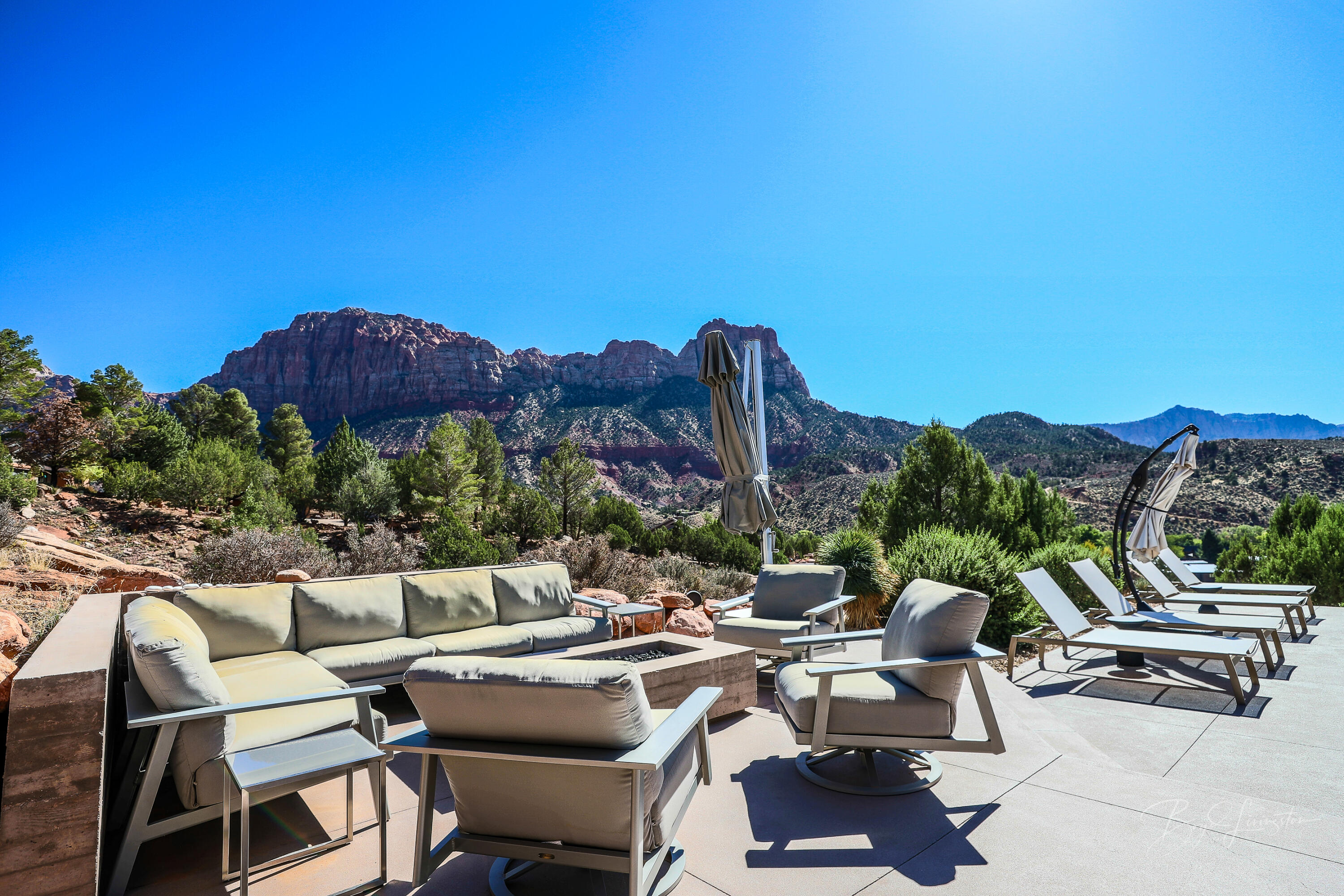 Springdale, Utah, 84767, United States, 4 Bedrooms Bedrooms, ,Residential,For Sale,1991496