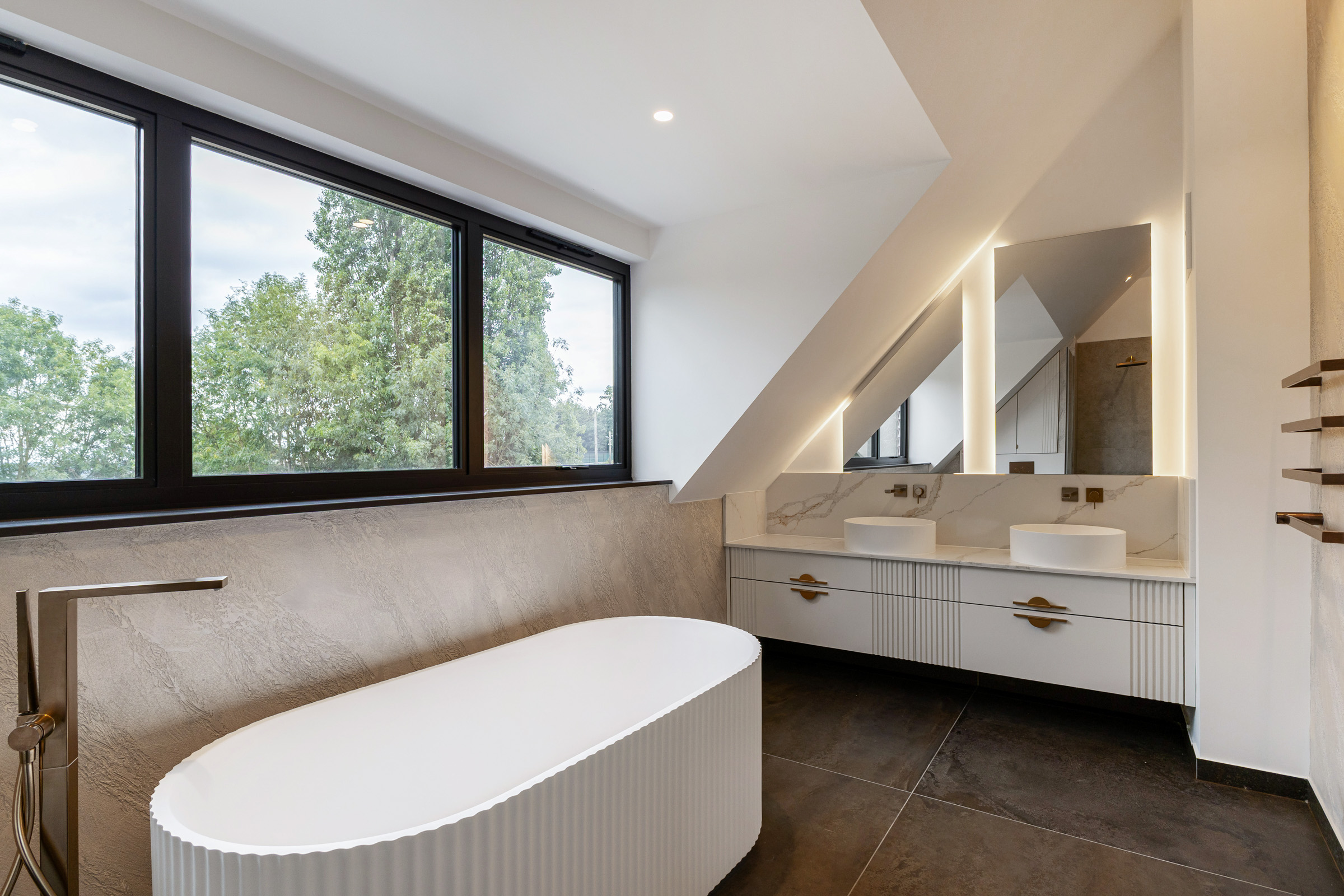 A Gated Contemporary House with an Indoor Swimming Pool - 物件實景