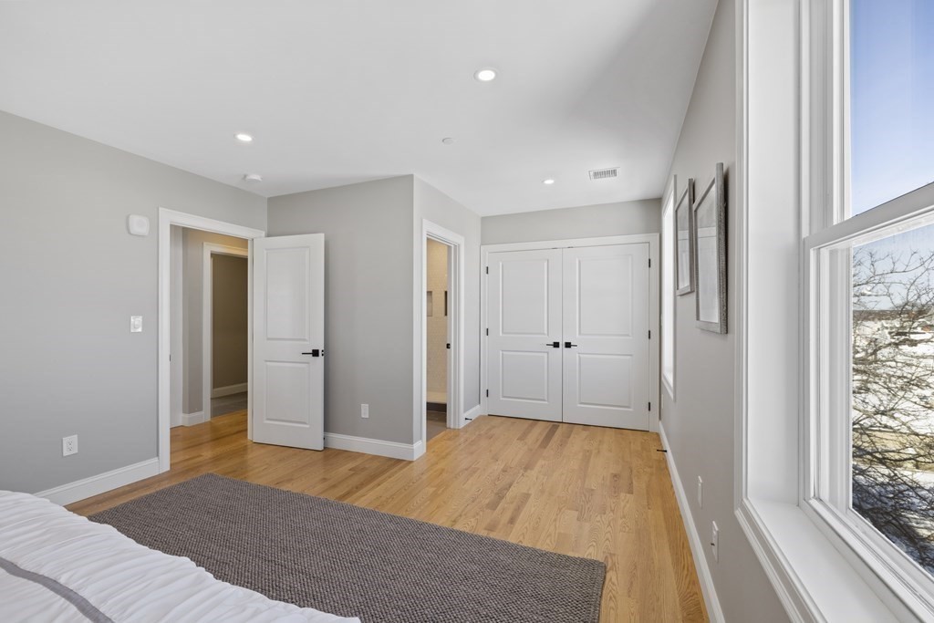 Everett, Massachusetts, 02149, United States, 3 Bedrooms Bedrooms, ,2 BathroomsBathrooms,Residential,For Sale,1923435