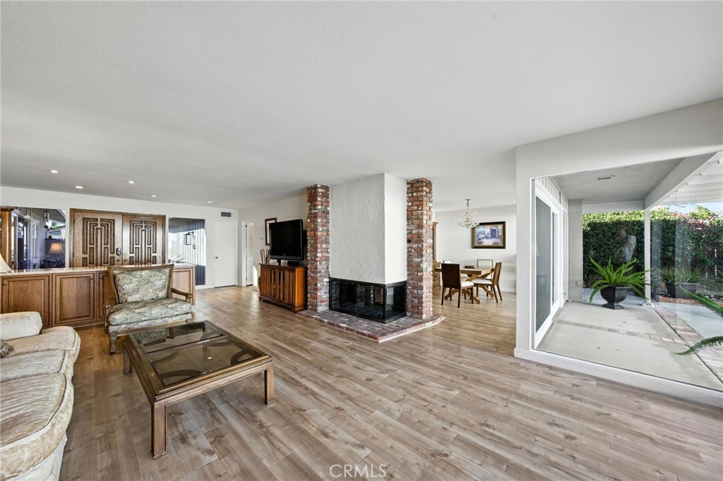 Huntington Beach, California, 92649, United States, 3 Bedrooms Bedrooms, ,2 BathroomsBathrooms,Residential,For Sale,1901956