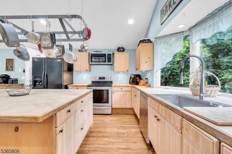 Franklin Twp., New Jersey, 07882, United States, 4 Bedrooms Bedrooms, ,3 BathroomsBathrooms,Residential,For Sale,1957120