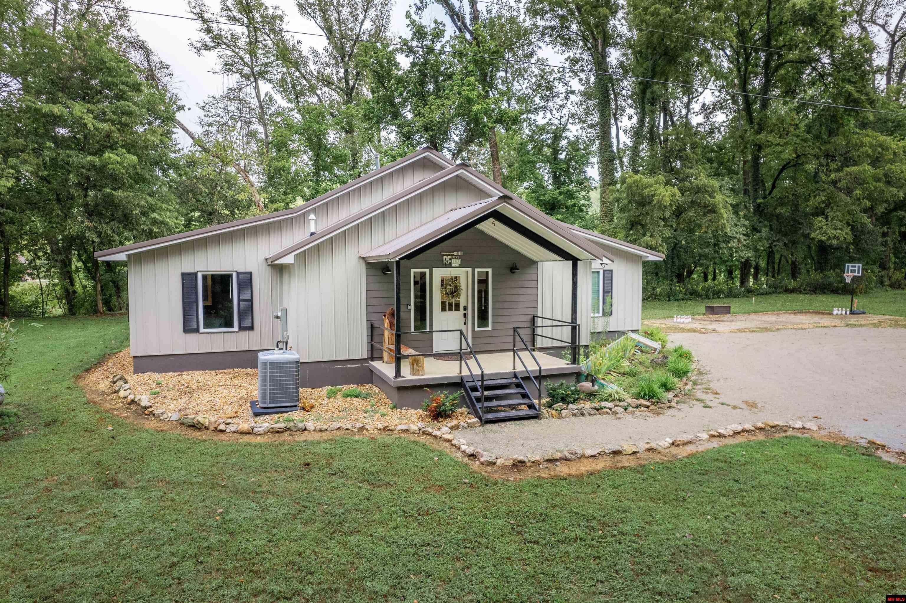 Norfork, Arkansas, 72658, United States, 4 Bedrooms Bedrooms, ,4 BathroomsBathrooms,Residential,For Sale,1976575