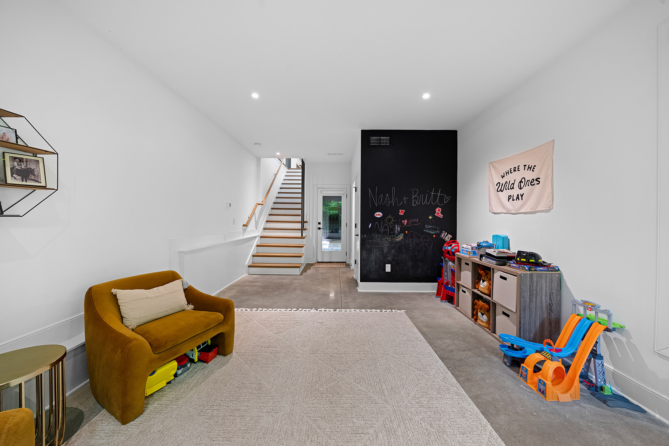  Striking Modern Home Offers Effortless Indoor-Outdoor Living - 物件實景
