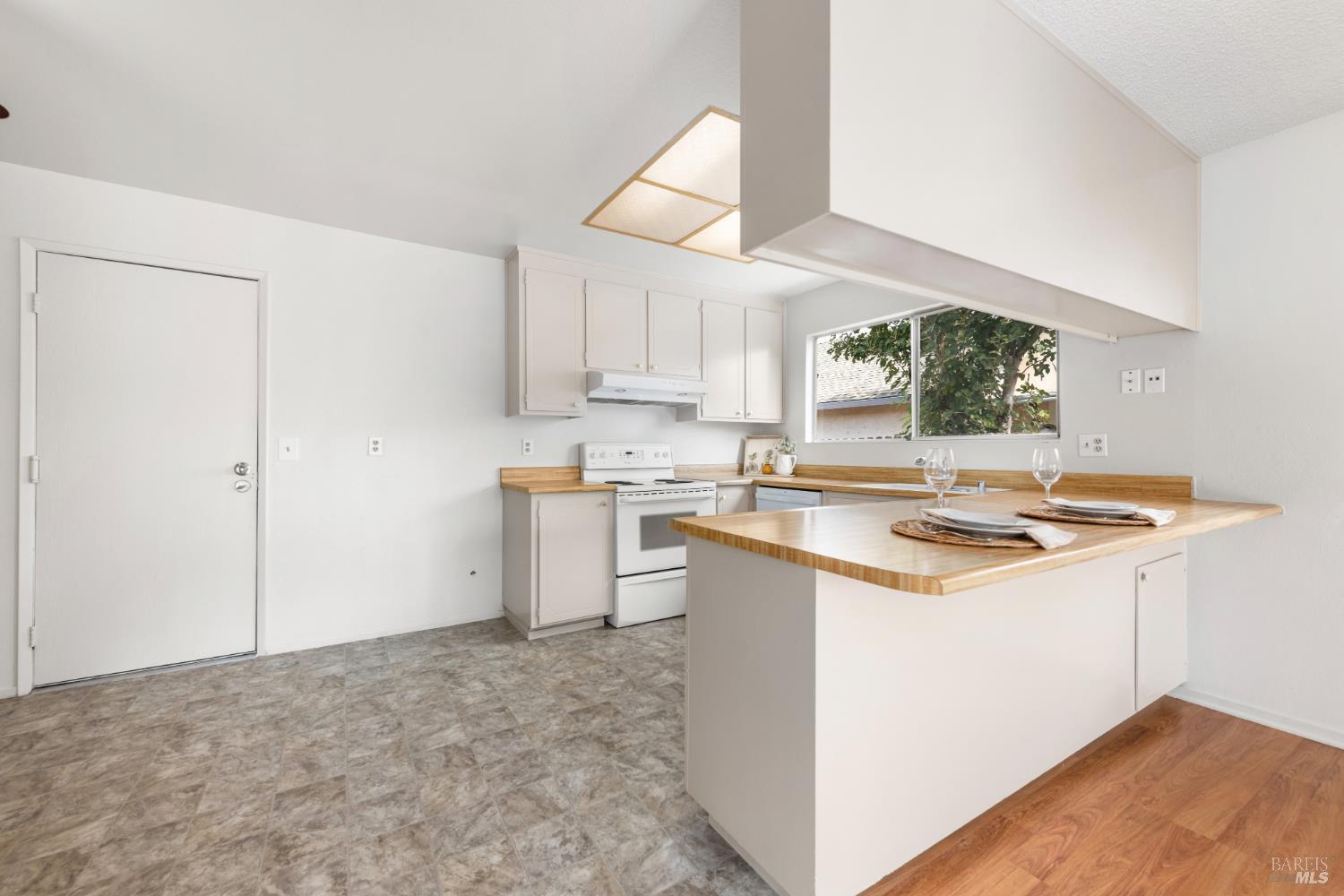 Vacaville, California, 95687, United States, 4 Bedrooms Bedrooms, ,2 BathroomsBathrooms,Residential,For Sale,1977124