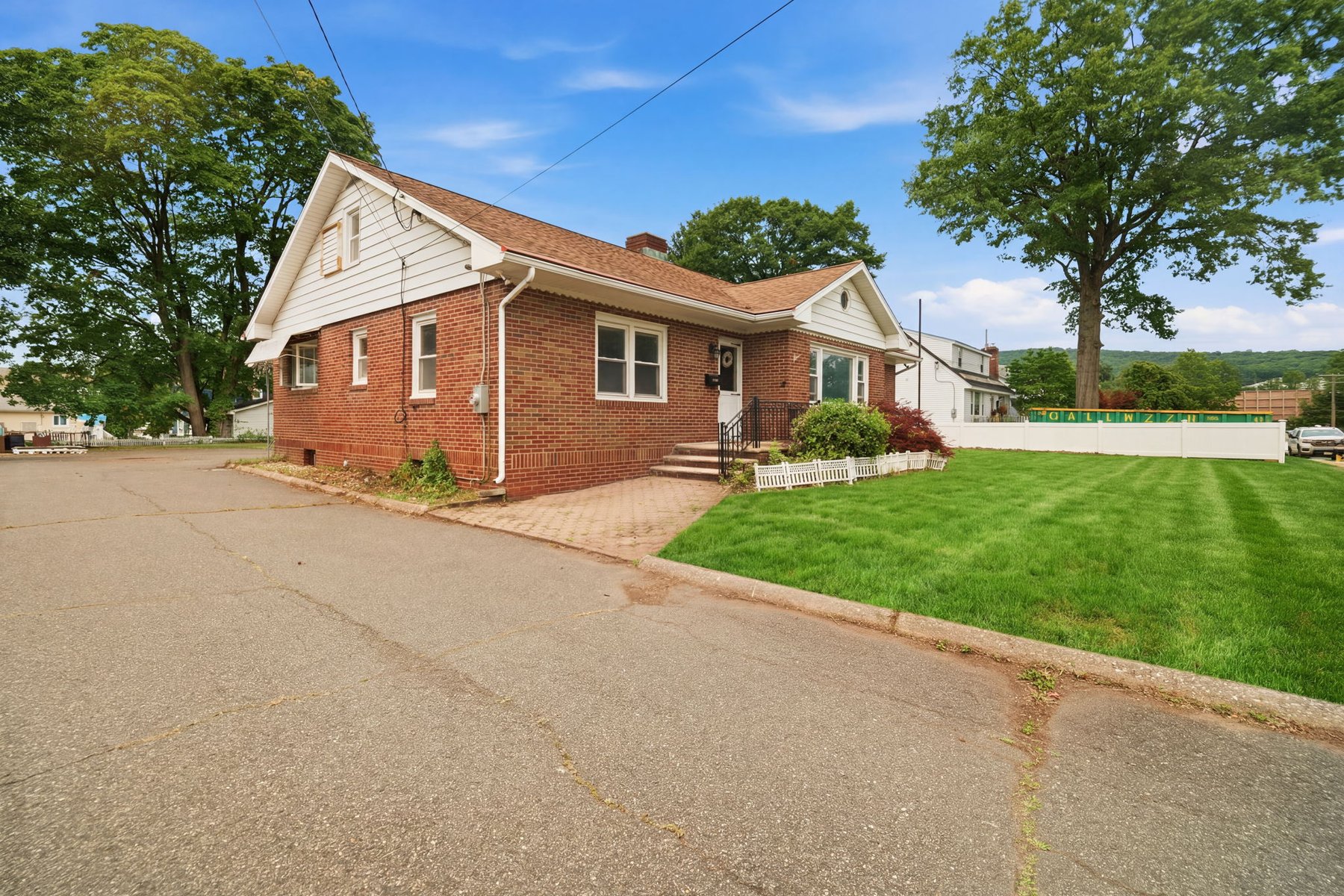  Charming Brick Ranch Home Ready for Your Vision - 物件實景