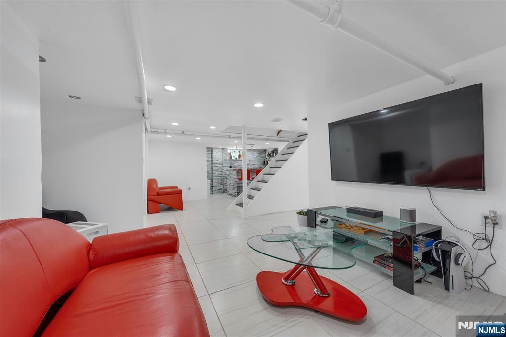 New Milford, New Jersey, 07646, United States, 2 Bedrooms Bedrooms, ,2 BathroomsBathrooms,Residential,For Sale,1948003