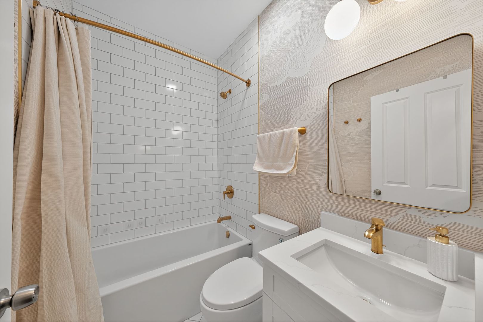 Chicago, Illinois, 60616, United States, 3 Bedrooms Bedrooms, ,3 BathroomsBathrooms,Residential,For Sale,1986457