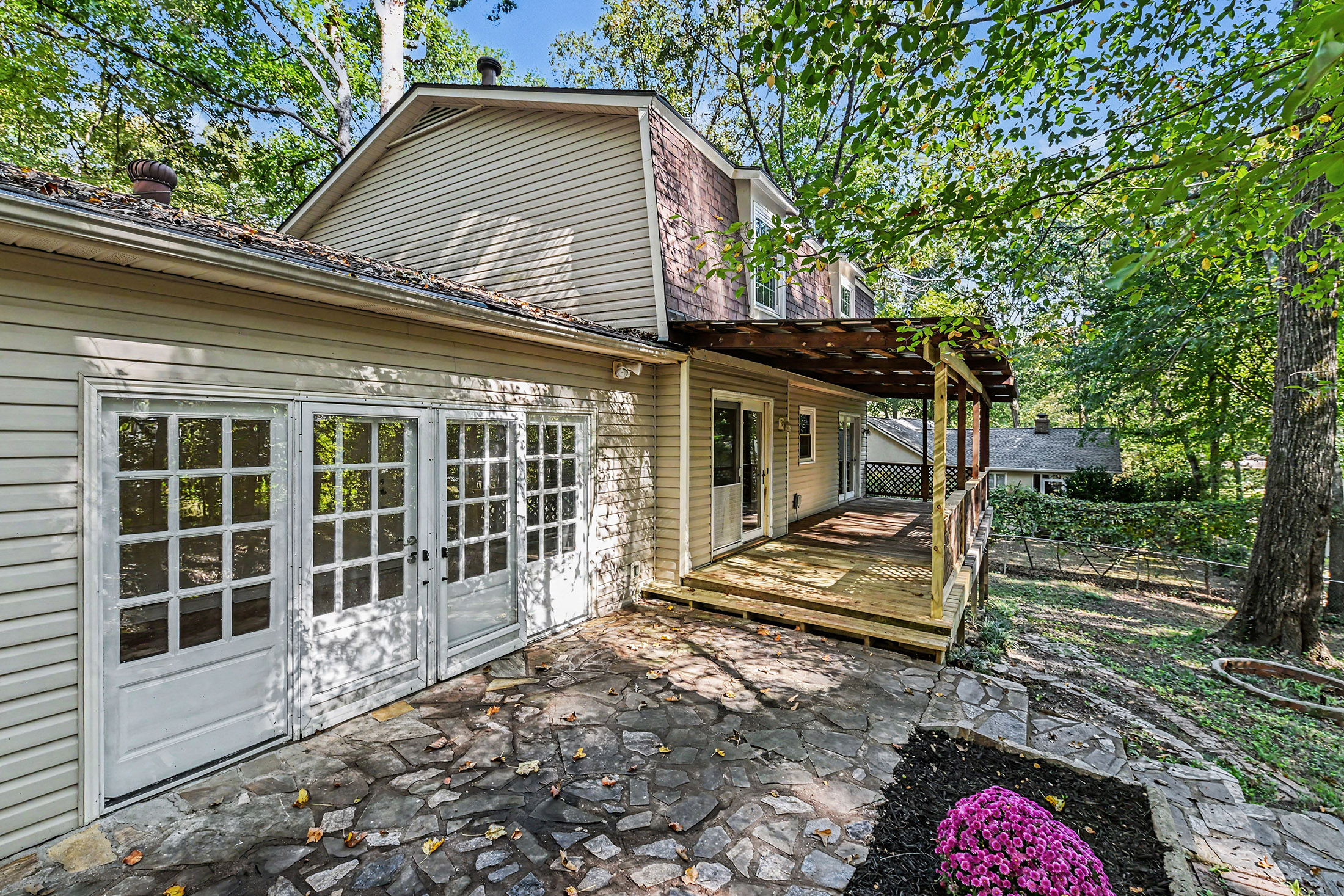  Charming Updated Traditional Home in a Desirable Community - 物件實景