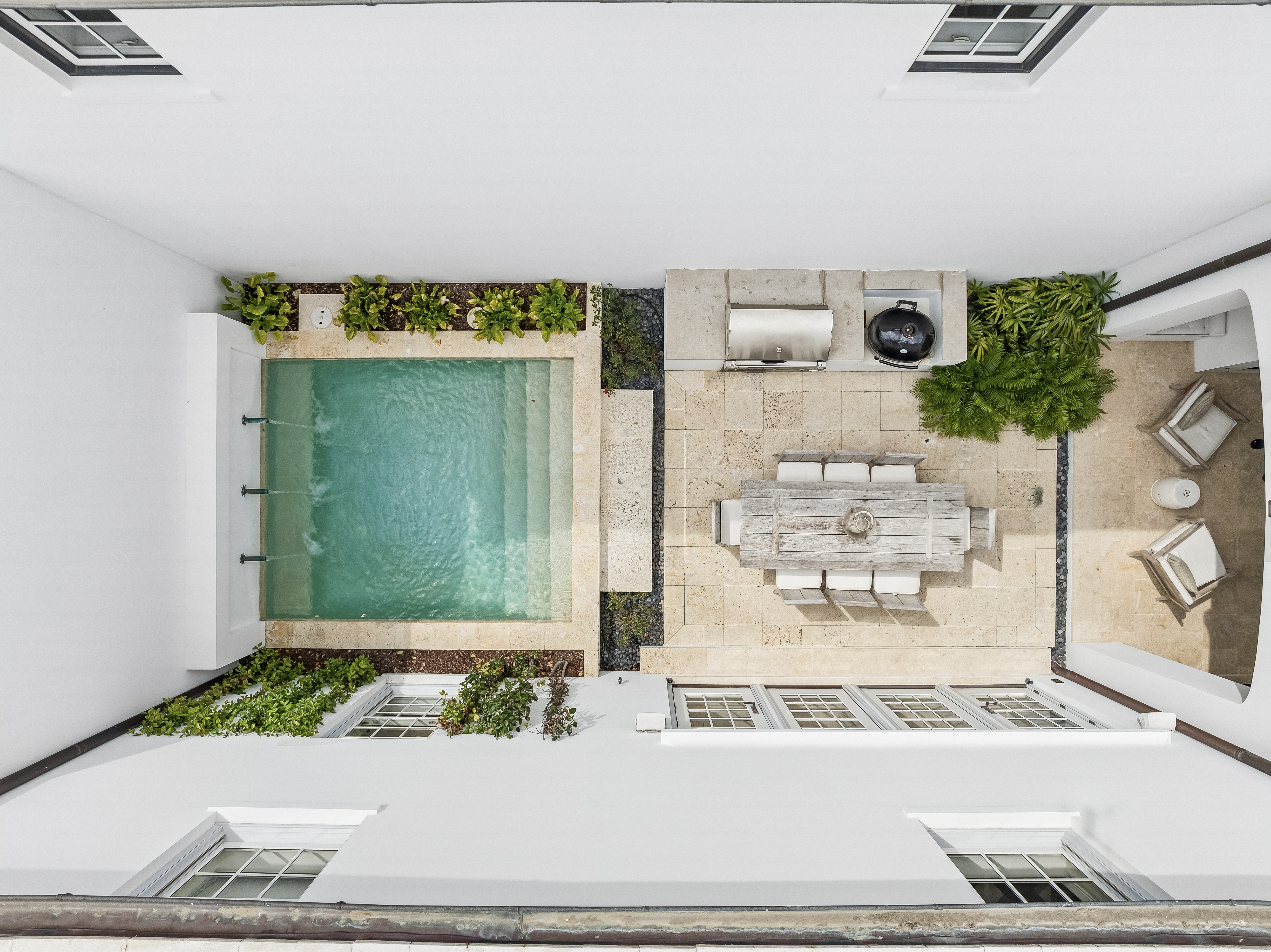  Courtyard Retreat with Dual Primary Suites in Coastal Community - 物件實景