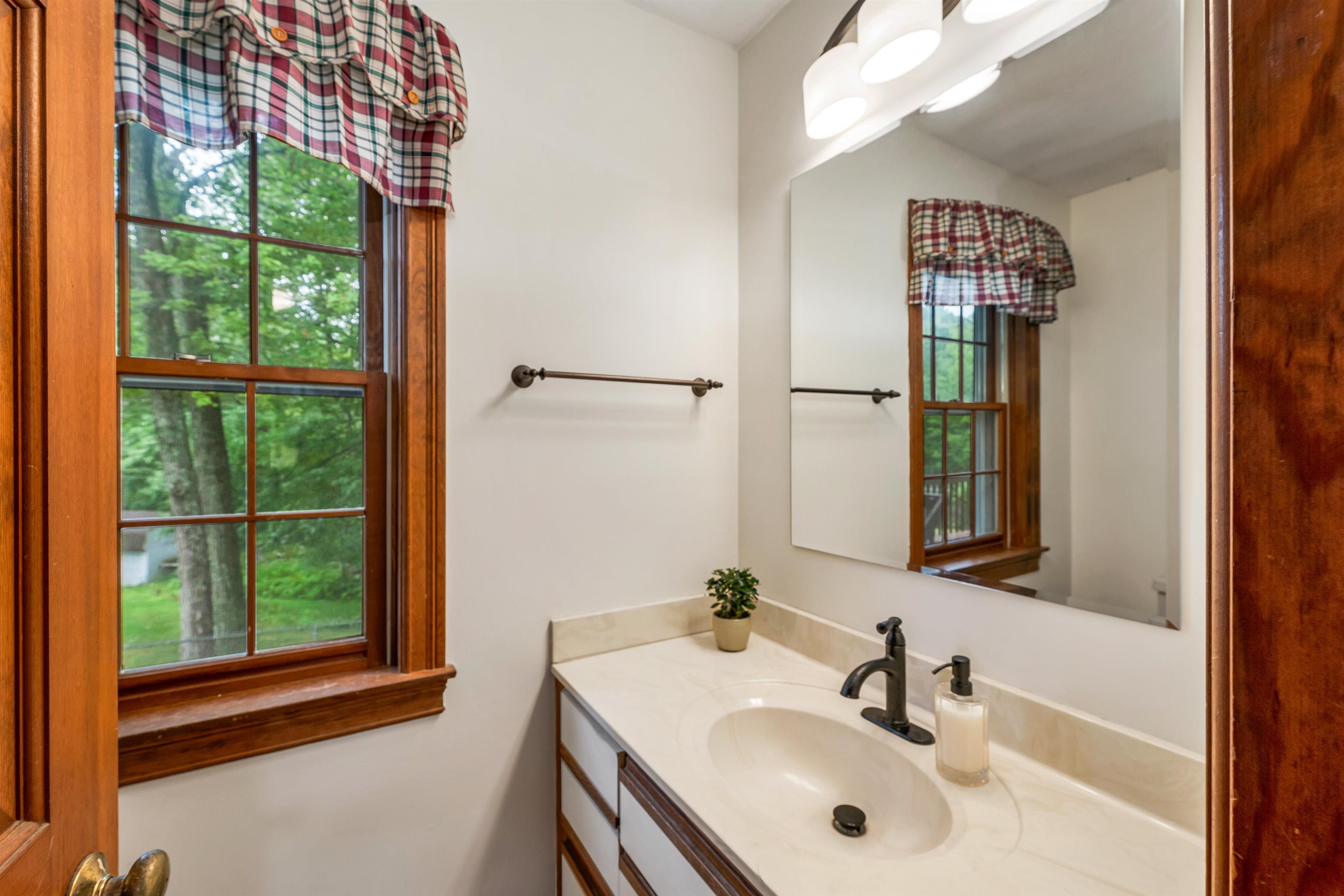 Salem, New Hampshire, 03079, United States, 4 Bedrooms Bedrooms, ,3 BathroomsBathrooms,Residential,For Sale,1924939