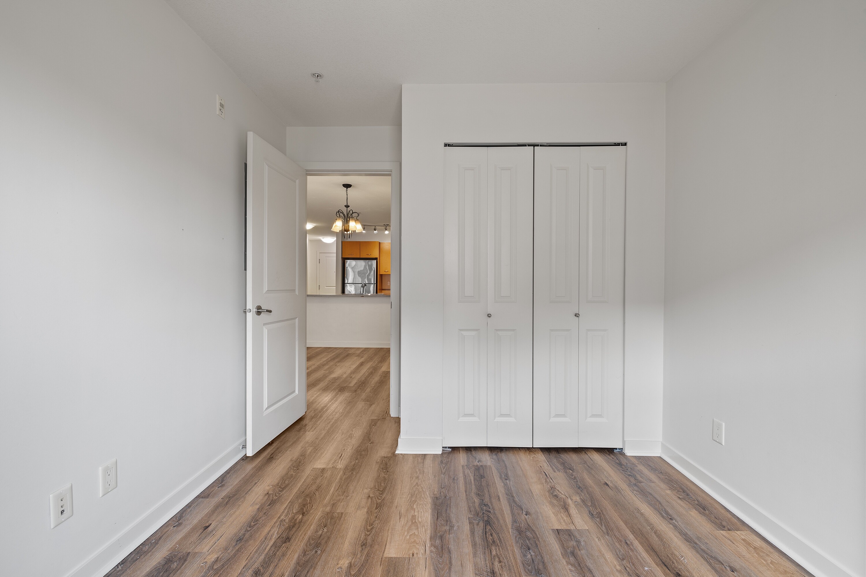  Two Bedroom + Den Apartment - 物件實景
