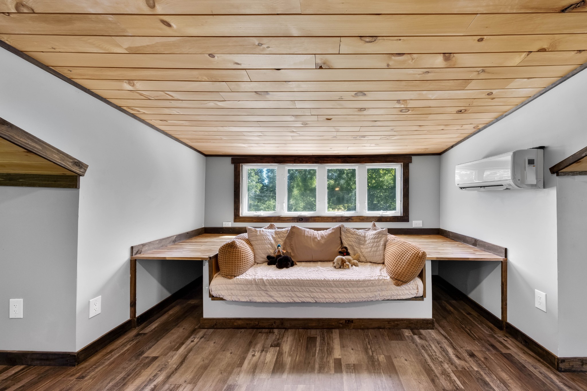 Dover, Tennessee, 37058, United States, 2 Bedrooms Bedrooms, ,2 BathroomsBathrooms,Residential,For Sale,2007547