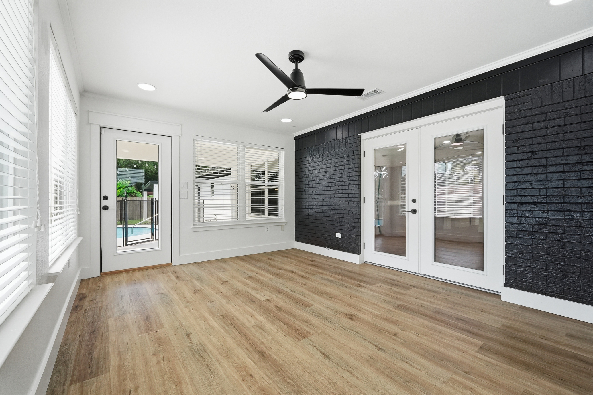  Move-In Ready Pool Home with Thoughtful Modern Updates - 物件實景