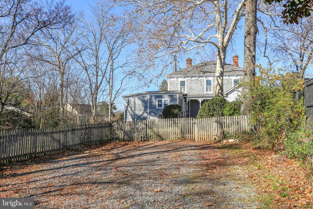 Fredericksburg, Virginia, 22401, United States, 4 Bedrooms Bedrooms, ,2 BathroomsBathrooms,Residential,For Sale,2001681