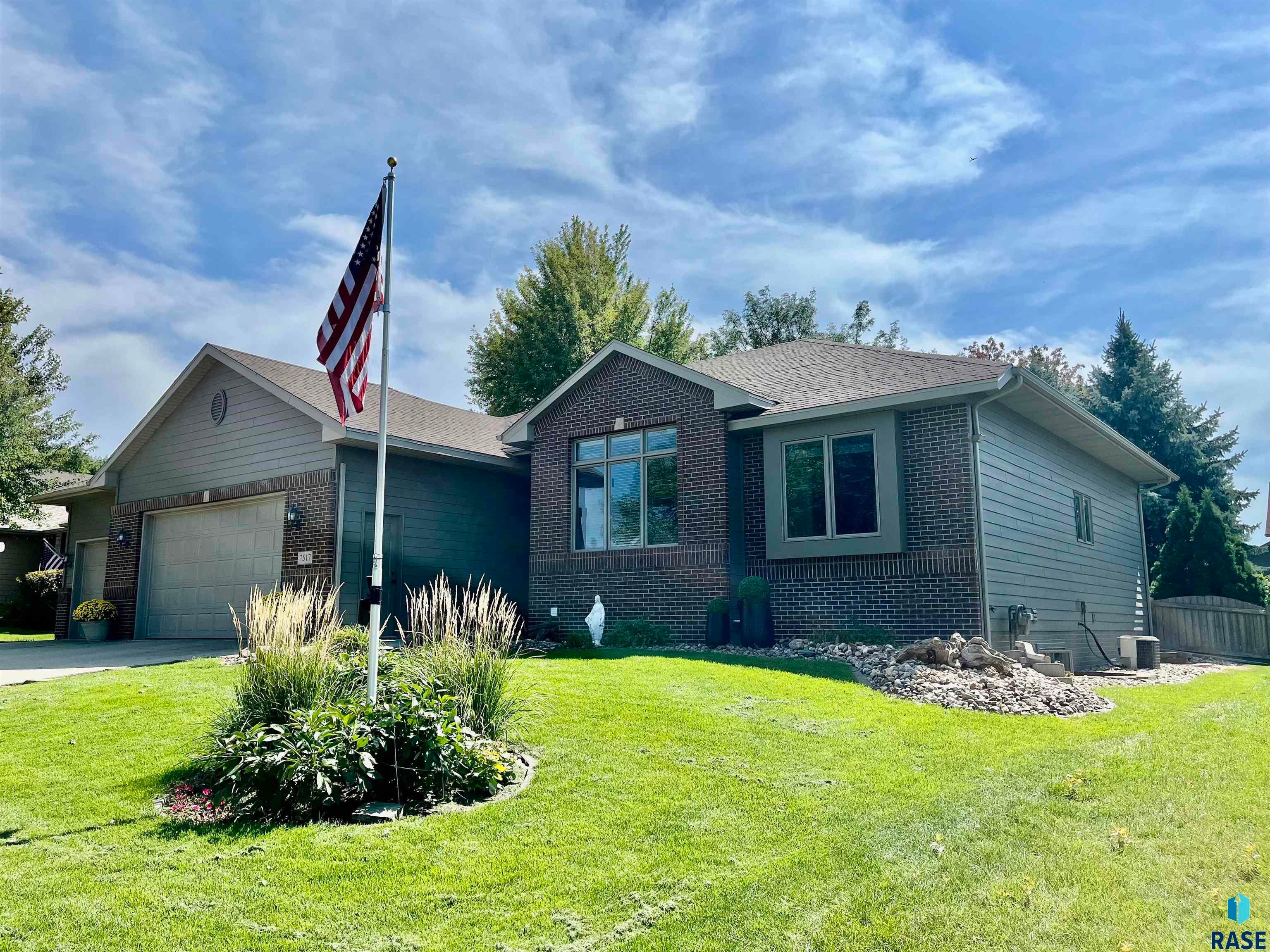 Sioux Falls, South Dakota, 57106, United States, 5 Bedrooms Bedrooms, ,3 BathroomsBathrooms,Residential,For Sale,1926717