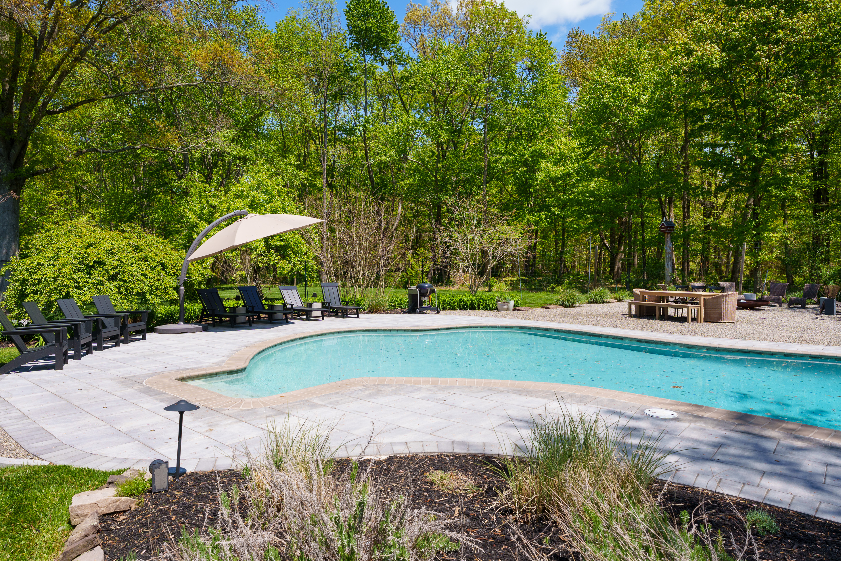  Turnkey Home Featuring Designer Kitchen, New Baths, and Resort-Style Yard - 物件實景