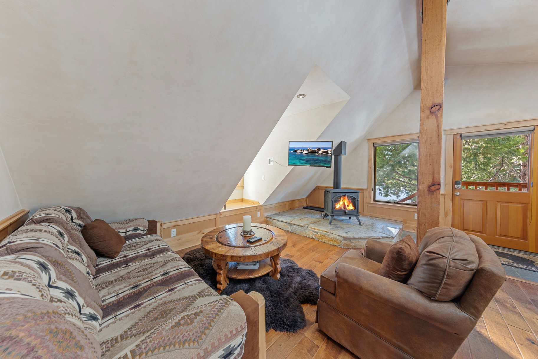  Gorgeous Tahoe Lodge next to open forest and close to everything - 物件實景