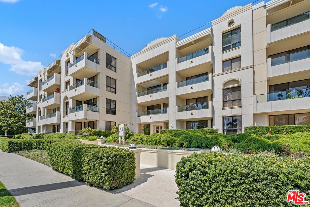 Santa Monica, California, 90402, United States, 2 Bedrooms Bedrooms, ,2 BathroomsBathrooms,Residential,For Sale,1901318