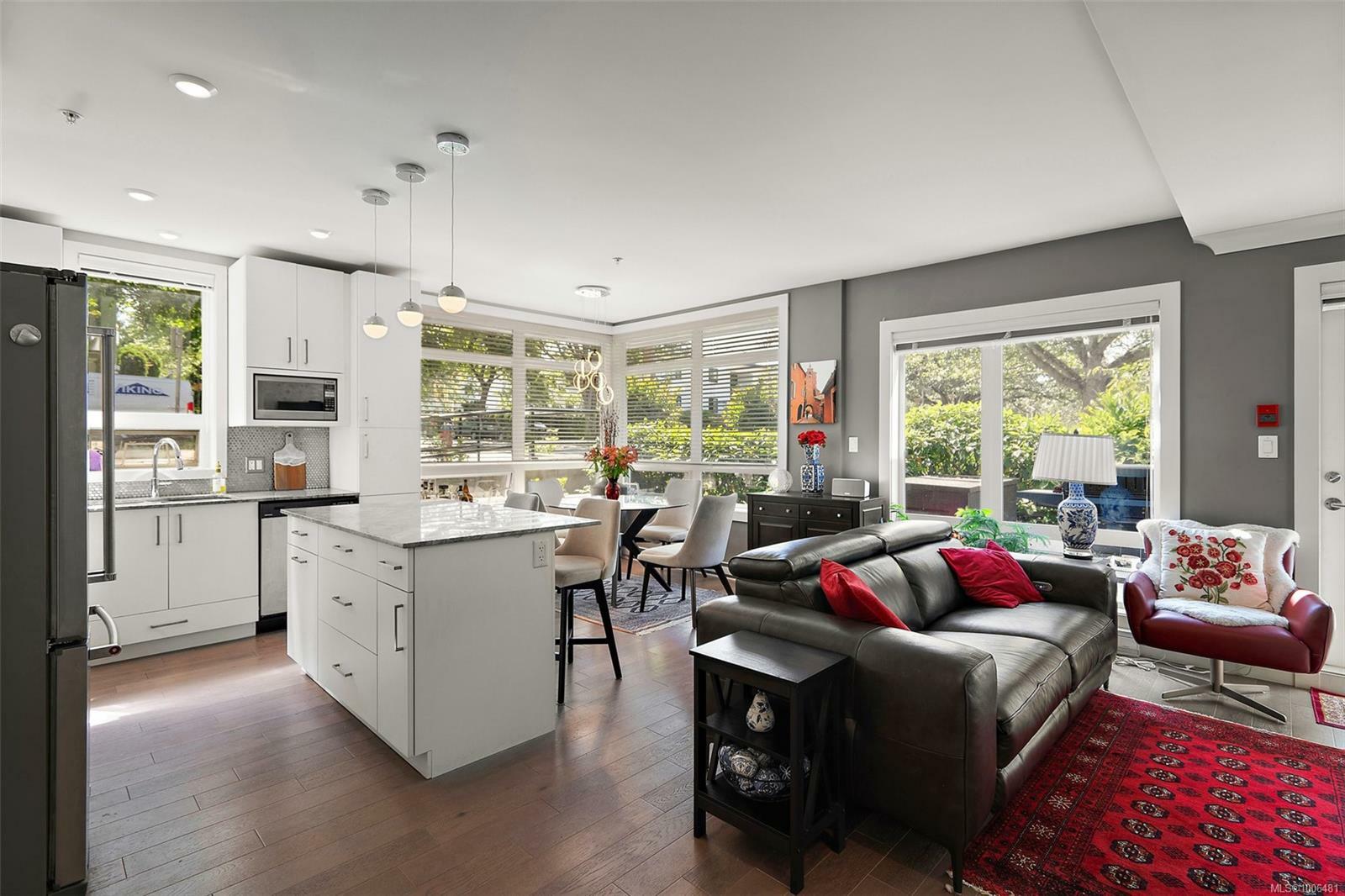 VICTORIA, British Columbia, V8V 1R5, CA, 2 Bedrooms Bedrooms, ,Residential,For Sale,1885284