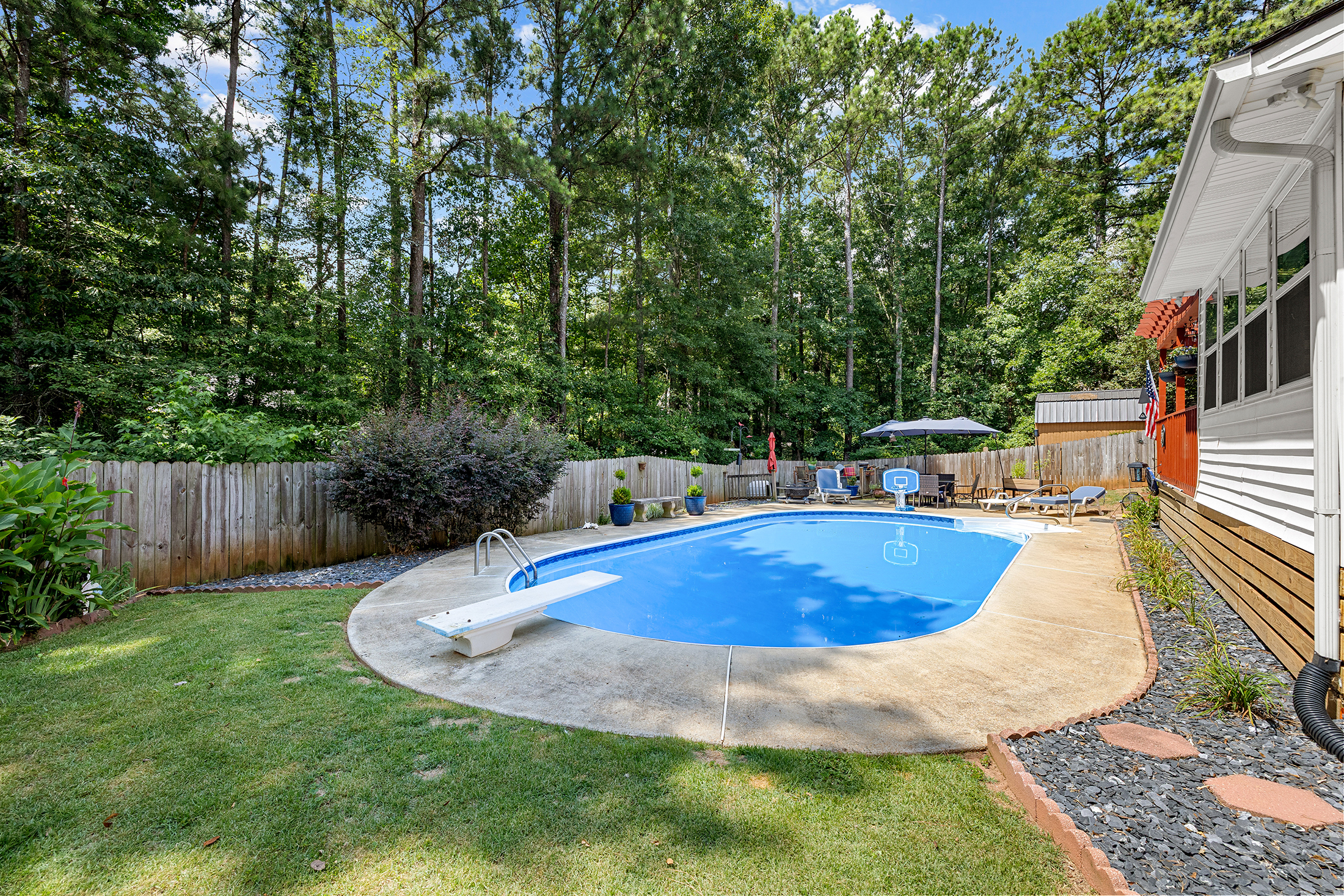  Beautiful Home with Backyard Retreat in Hillandale - 物件實景