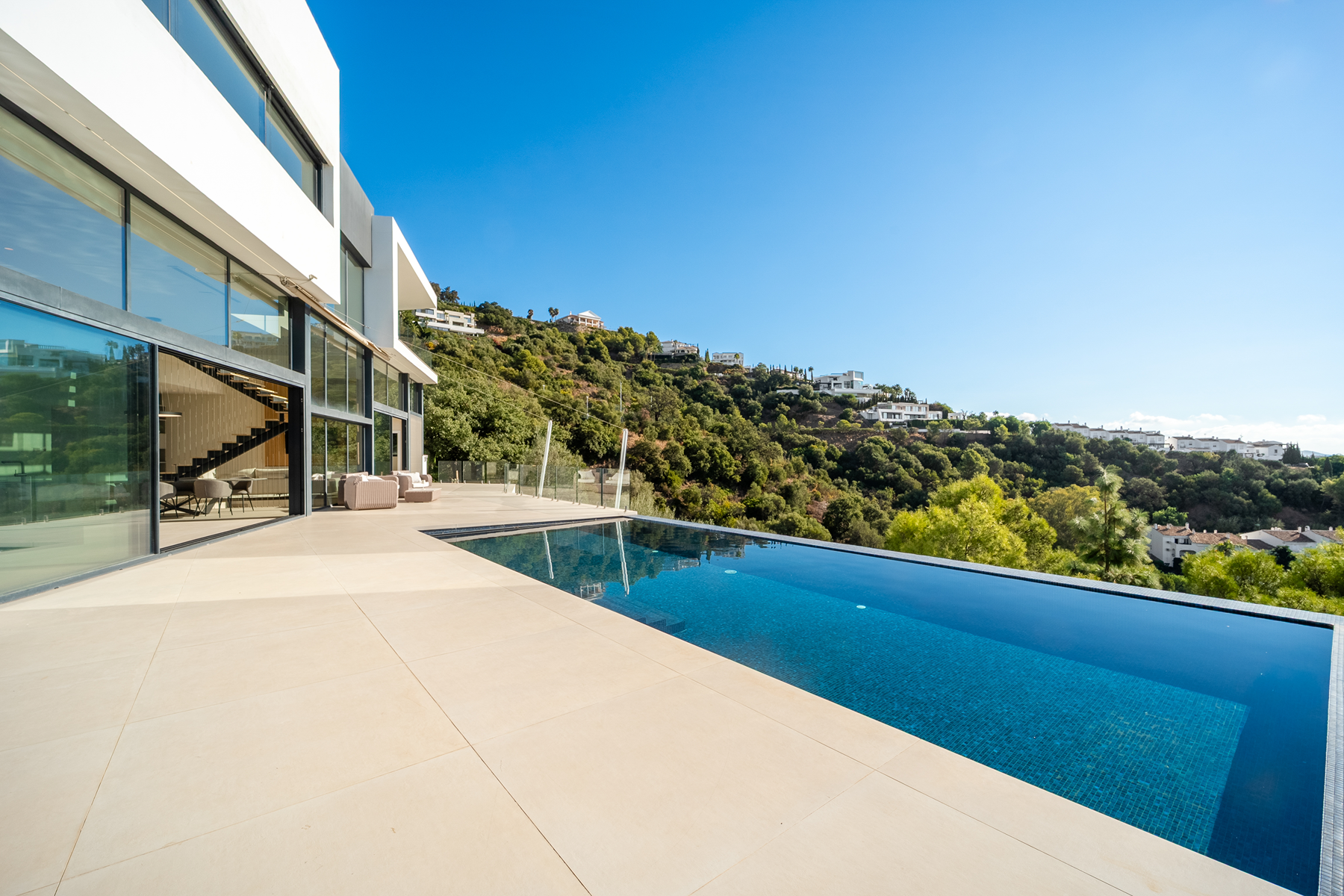  Contemporary Villa with Panoramic Sea Views in Altos de los Monteros - 物件實景