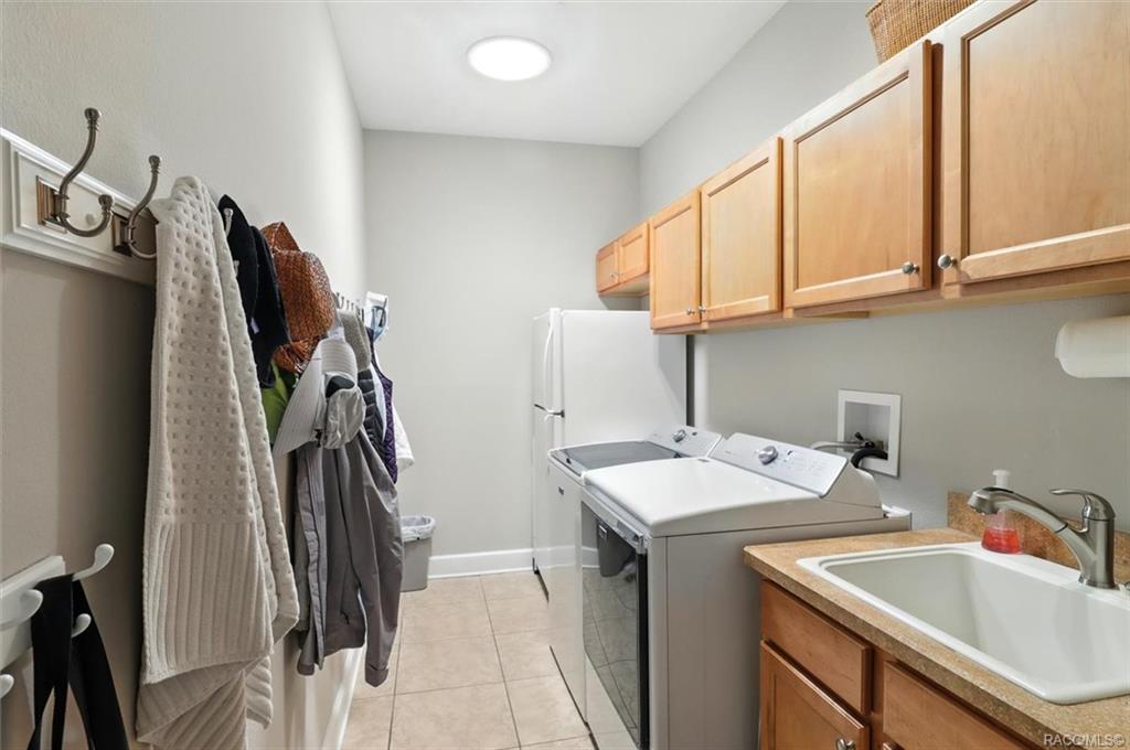 Homosassa, Florida, 34446, United States, 4 Bedrooms Bedrooms, ,4 BathroomsBathrooms,Residential,For Sale,1934205