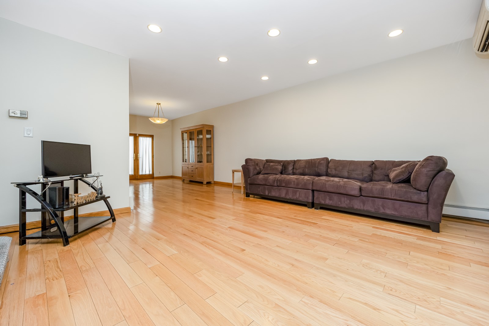 Middle Village, New York, 11379, United States, 3 Bedrooms Bedrooms, ,2 BathroomsBathrooms,Residential,For Sale,1941665