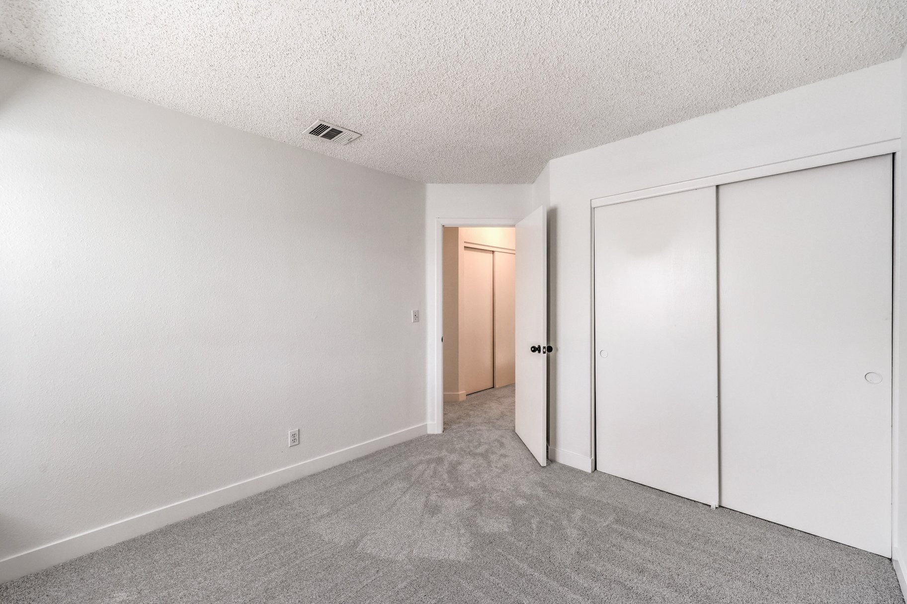  Fresh, Spacious & Move-In Ready — Green Valley Home on an Oversized Lot - 物件實景
