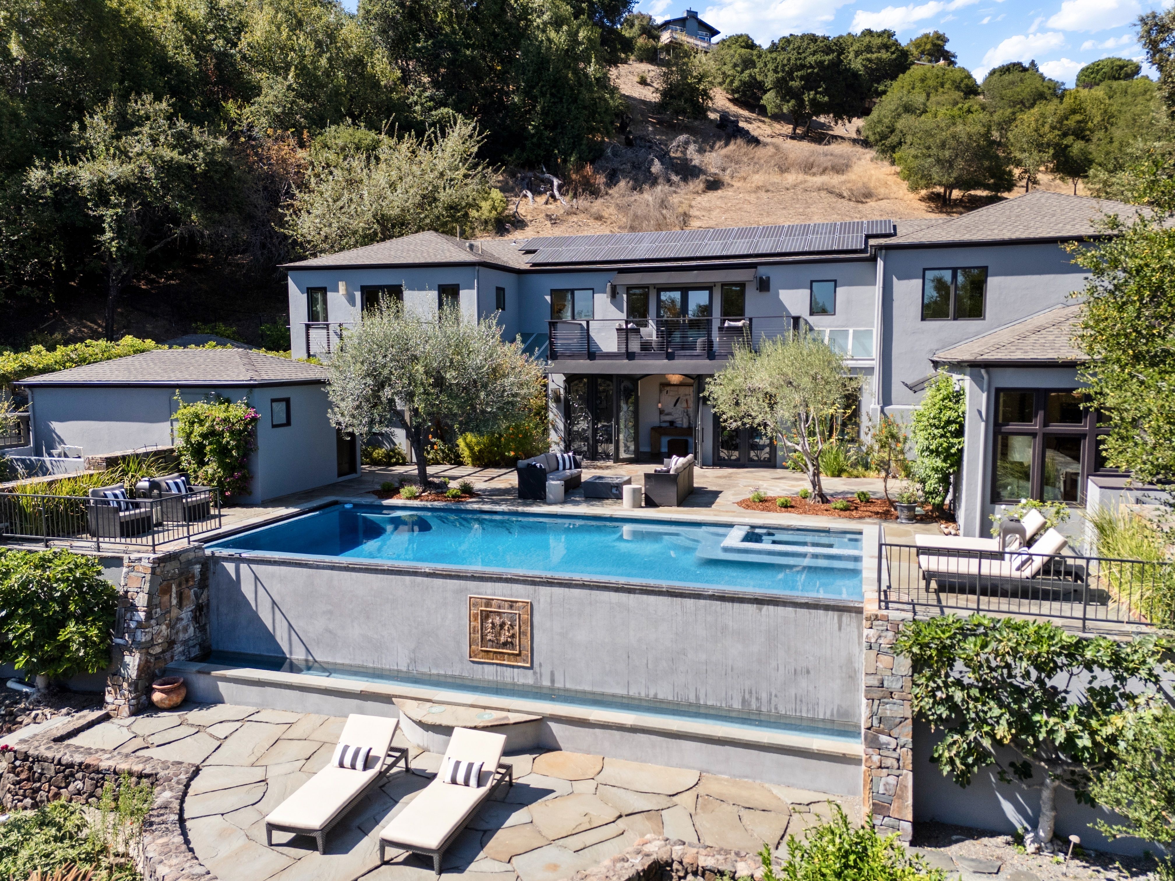  Resort Living in Sorich Park — Gated Mediterranean Estate With Pool and Views - 物件實景