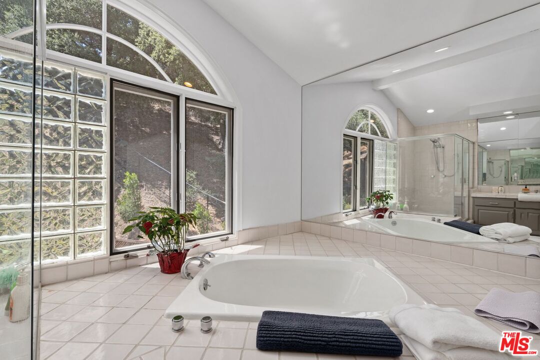 Calabasas, California, 91302, United States, 4 Bedrooms Bedrooms, ,3 BathroomsBathrooms,Residential,For Sale,1896554