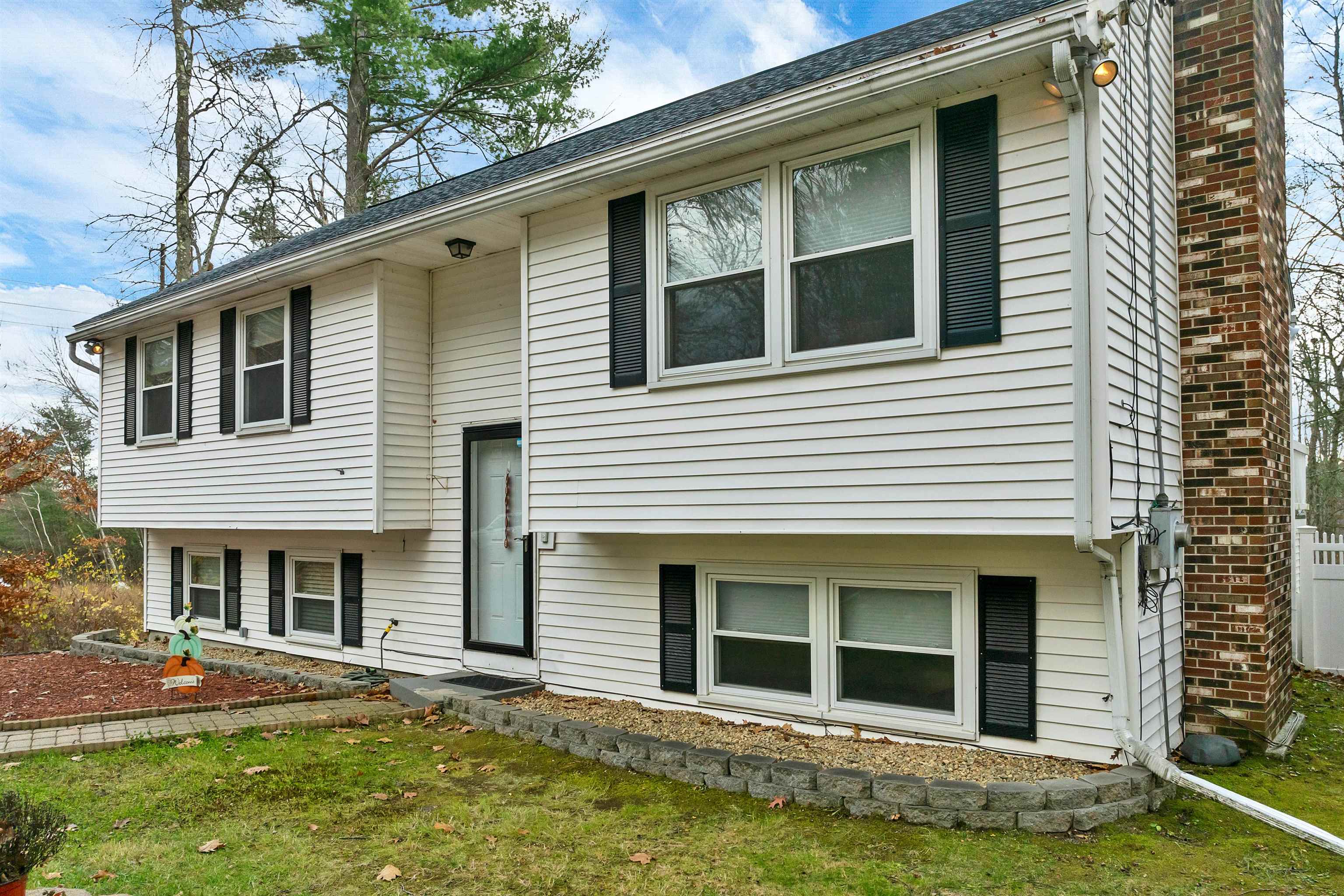 Hooksett, New Hampshire, 03106, United States, 3 Bedrooms Bedrooms, ,2 BathroomsBathrooms,Residential,For Sale,1992104