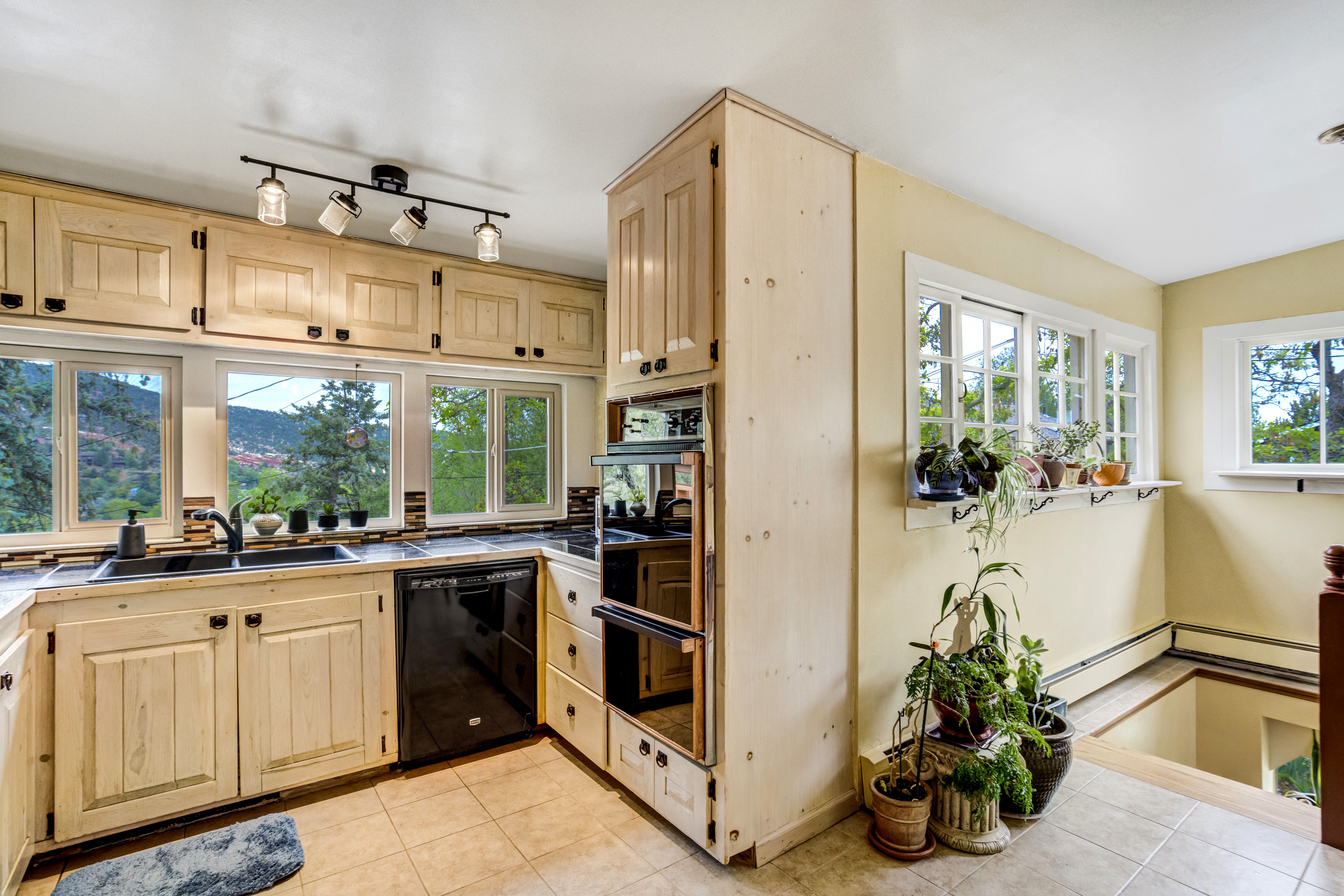  Extraordinary Mountain Retreat Perched Above the Heart of Manitou Springs - 物件實景