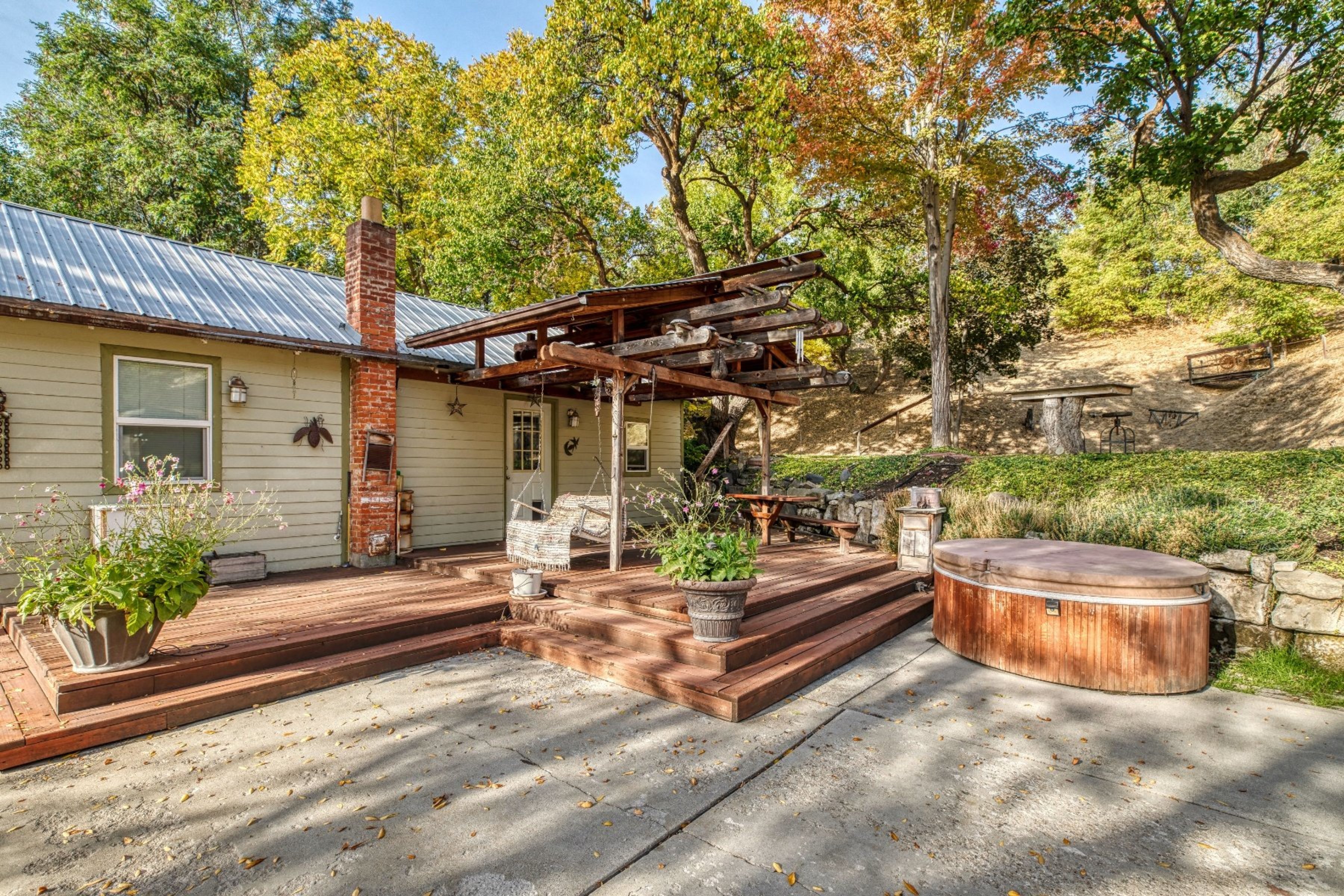  Opportunity to Subdivide - Build Homes With a City & Foothills View - 物件實景