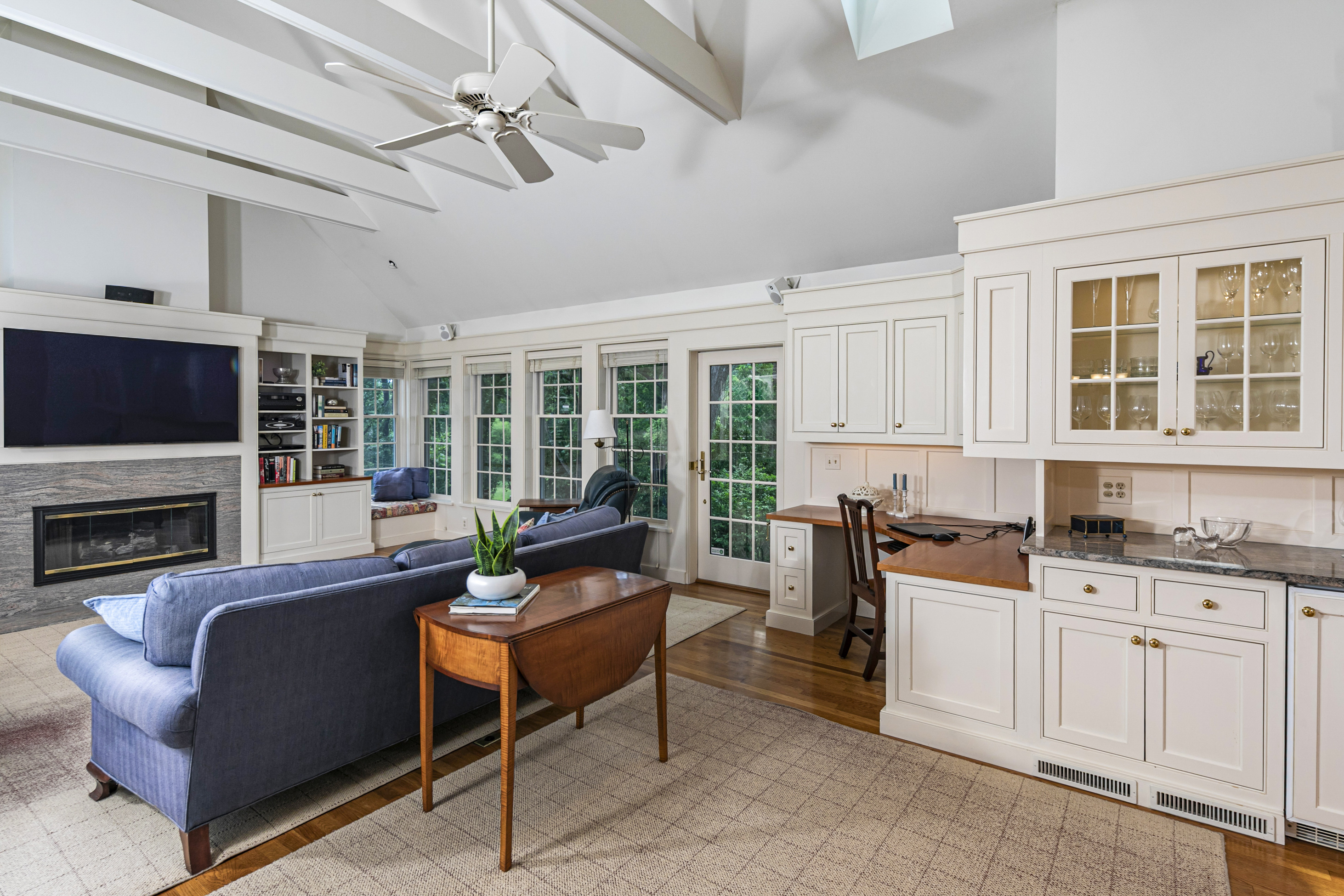  Stand-Out Home in The Glen Features Pastoral Views and Soaring Ceilings - 物件實景